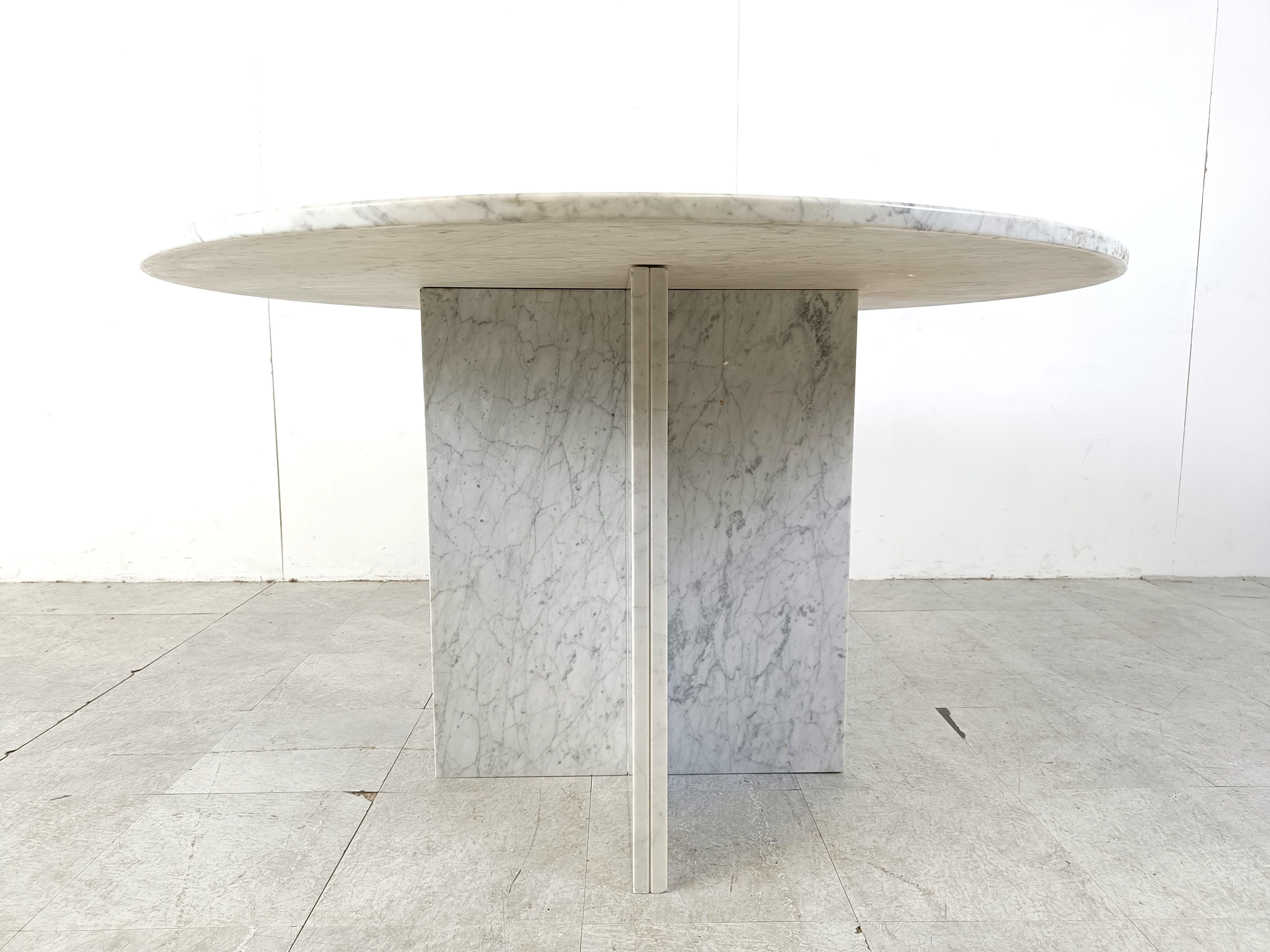 Vintage round White marble dining table 1970s  In Good Condition For Sale In HEVERLEE, BE