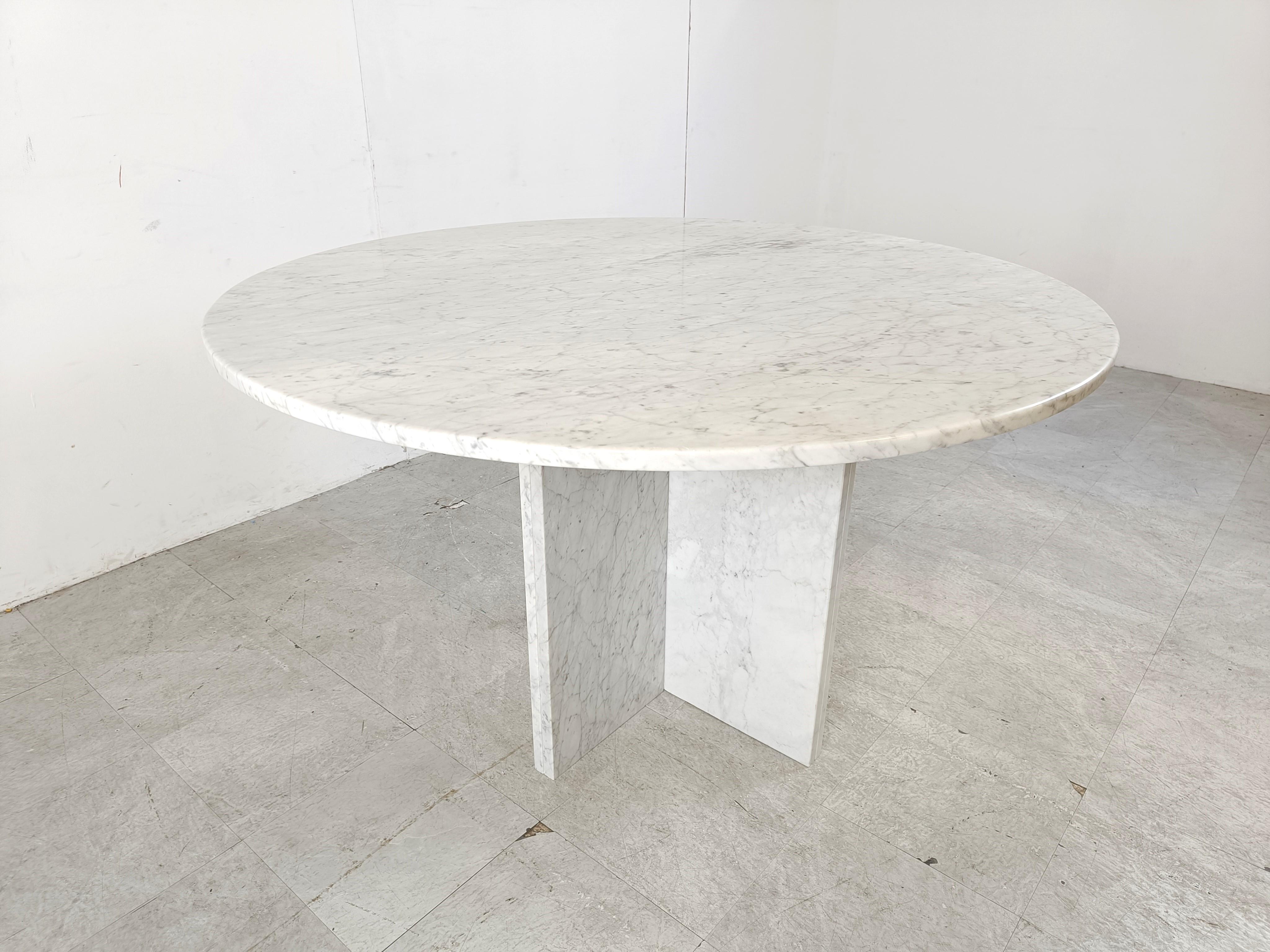 Vintage round White marble dining table 1970s  For Sale 1