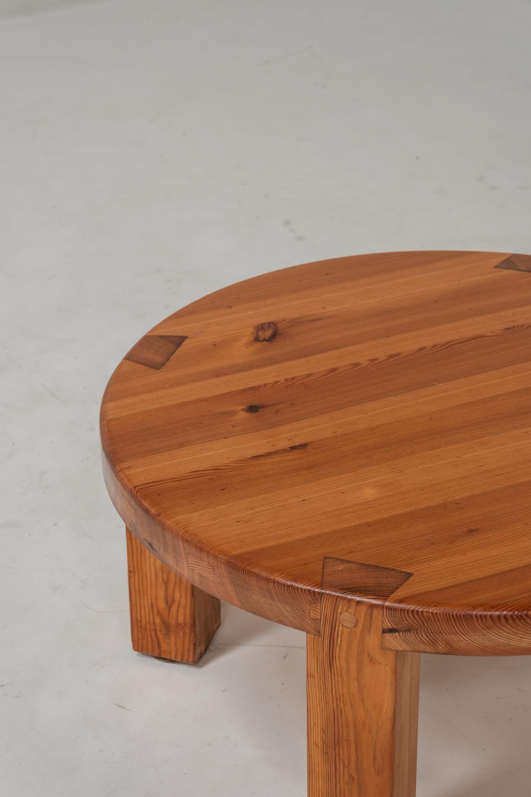 Mid-Century Modern Vintage Round Wooden Side Table – Solid Craftsmanship, 1960s en vente