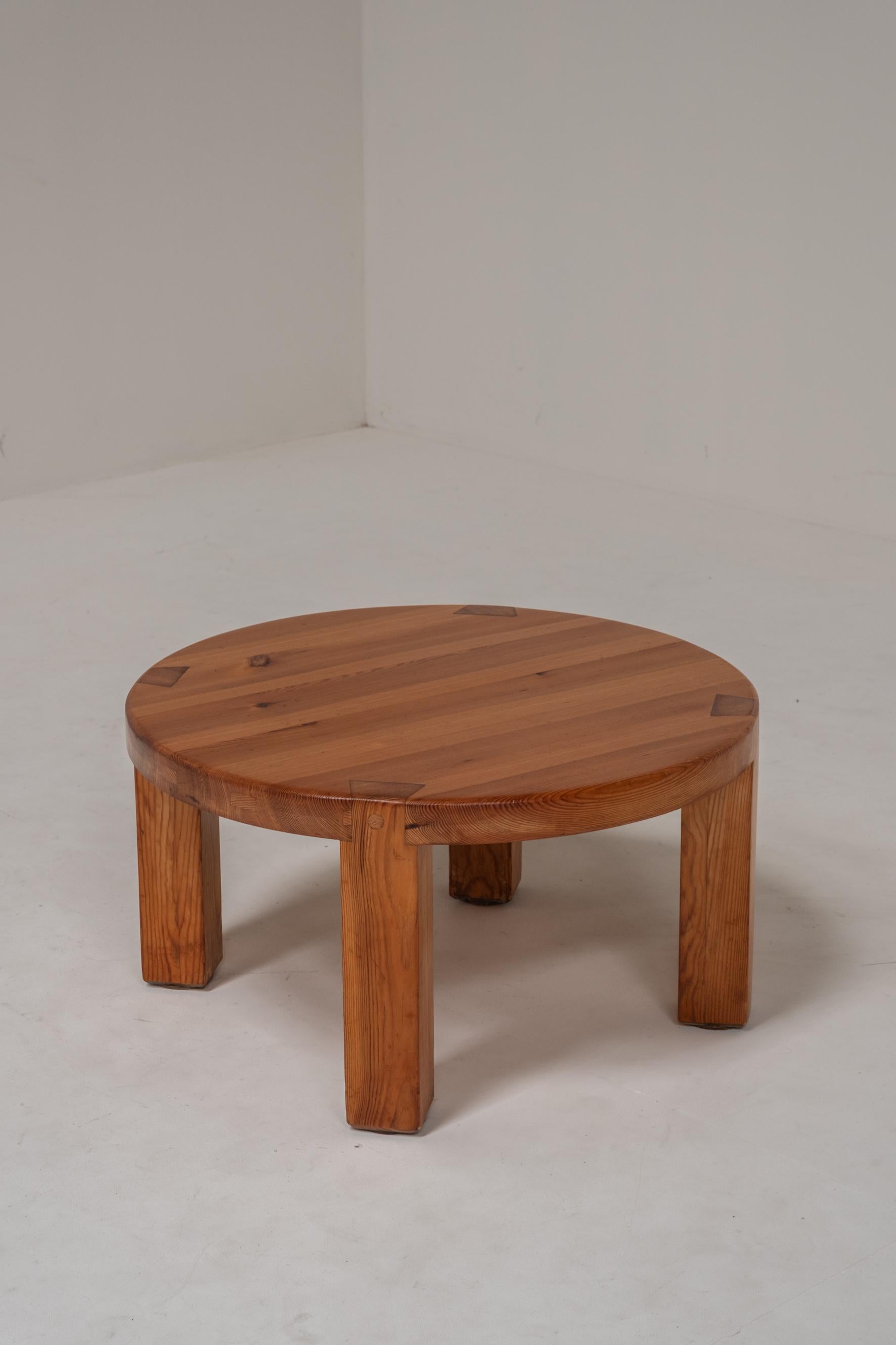 Français Vintage Round Wooden Side Table – Solid Craftsmanship, 1960s en vente