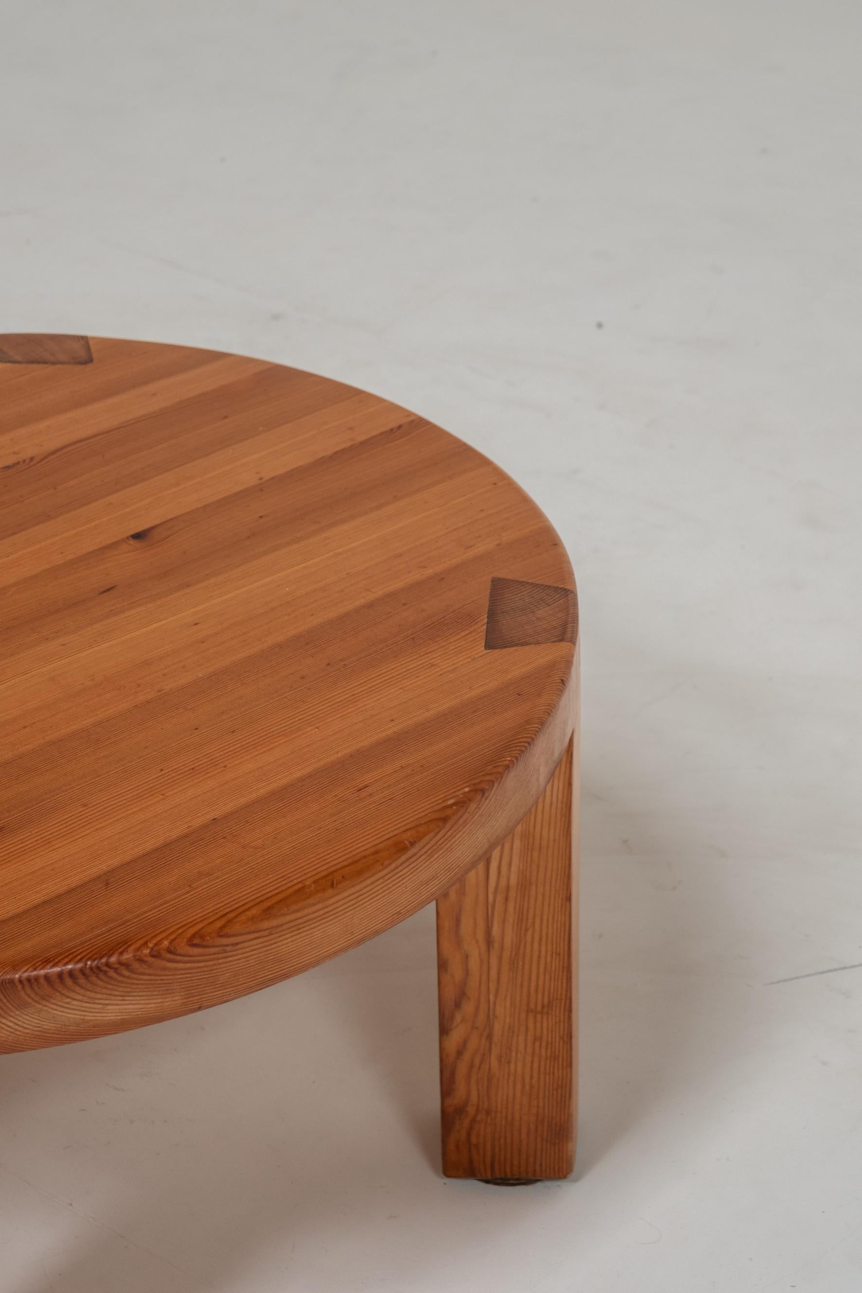 Vintage Round Wooden Side Table – Solid Craftsmanship, 1960s Bon état - En vente à Boom, Vlaams Gewest