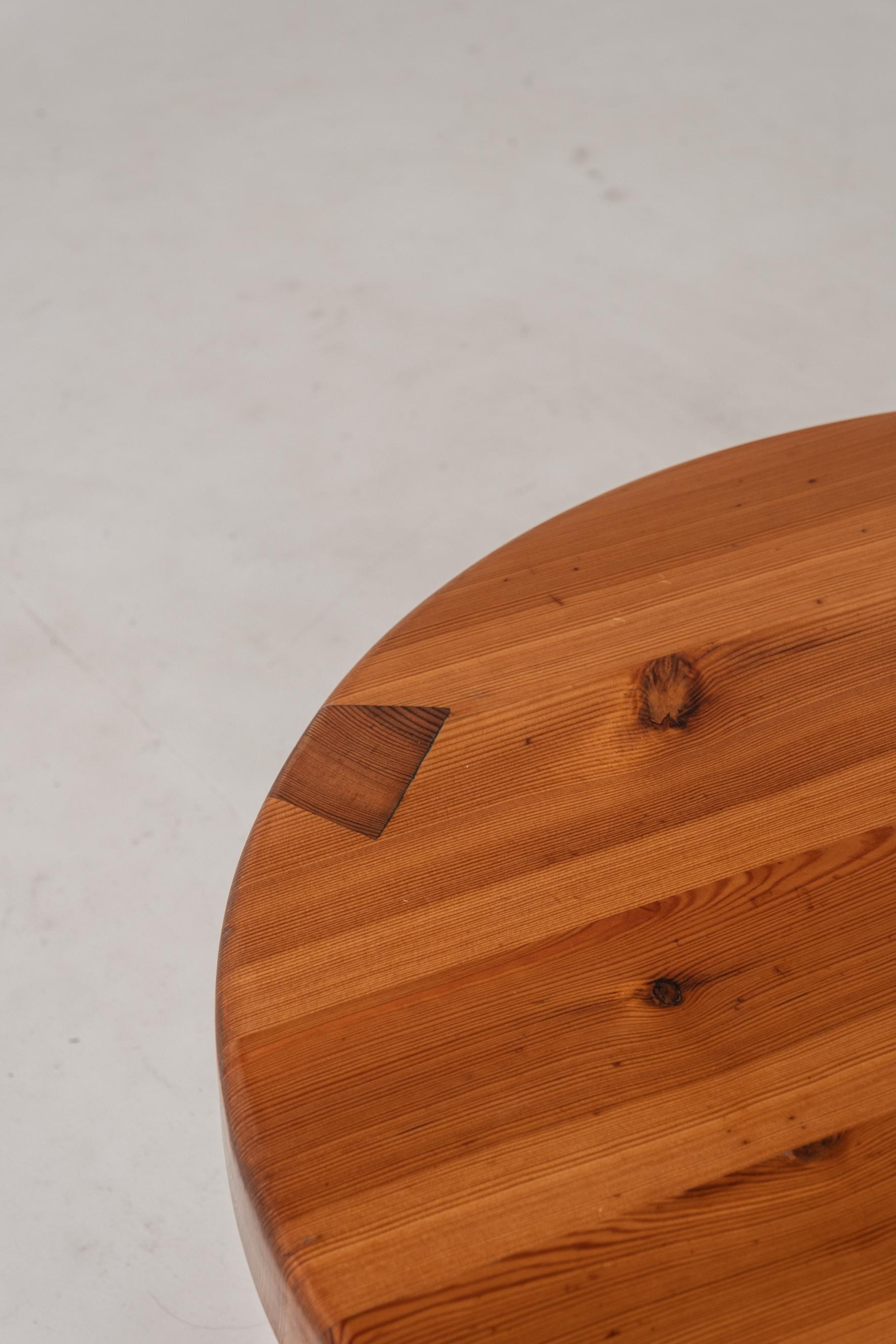 20ième siècle Vintage Round Wooden Side Table – Solid Craftsmanship, 1960s en vente