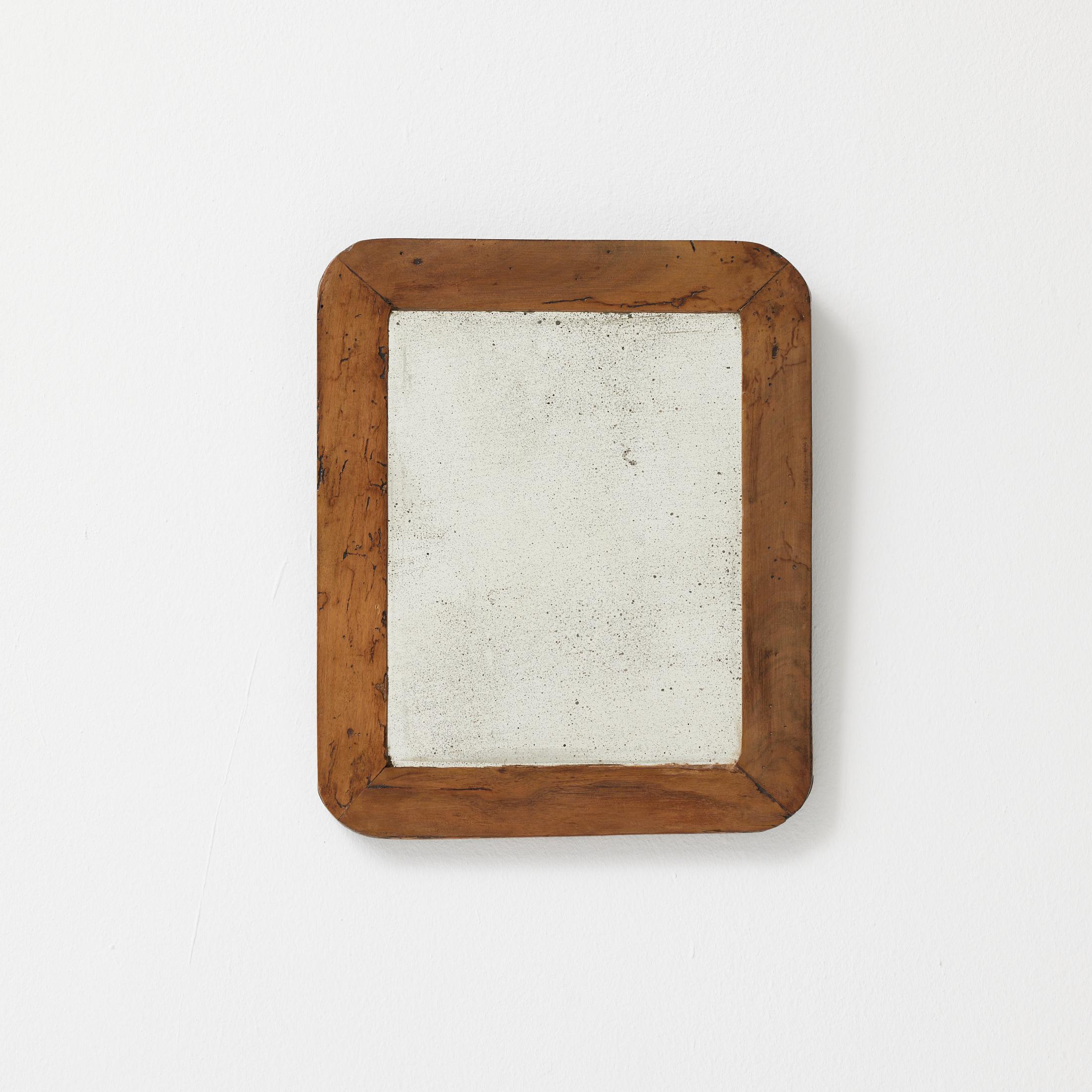 Specchio vintage in legno arrotondato con patina originale, Spagna circa 1950

Un affascinante specchio spagnolo della metà del secolo scorso con cornice in legno dai bordi arrotondati e vetro originale splendidamente invecchiato. Risalente al 1950