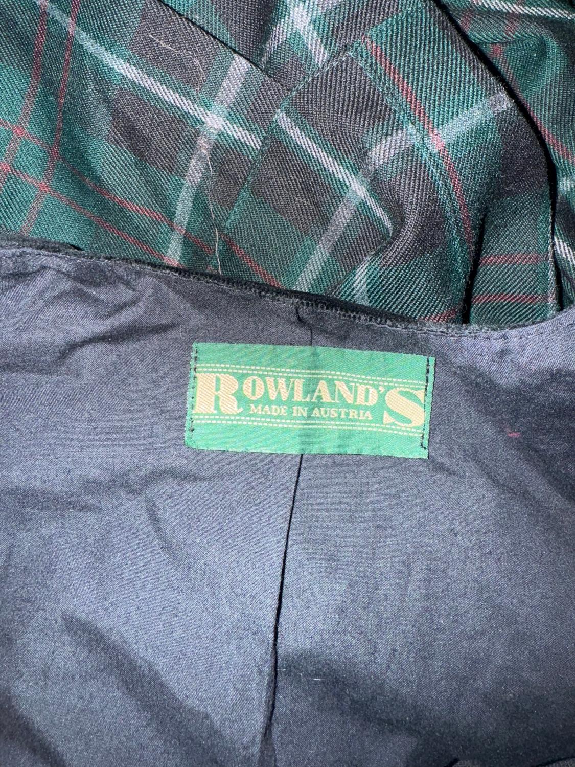 Ein schickes und warmes Vintage-Kleid von Rowlands of Bath. Hergestellt in Österreich in einem schönen Wollkaro mit Samtbesatz. Das Kleid hat einen grünen Hintergrund mit weißen und roten Karodetails. Es hat einen Rundhalsausschnitt, eine