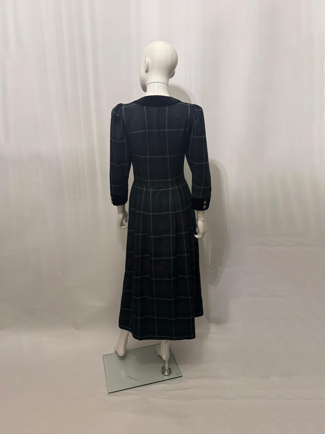 Vintage Rowlands of Bath Österreichisches Karo-Kleid (Schwarz) im Angebot