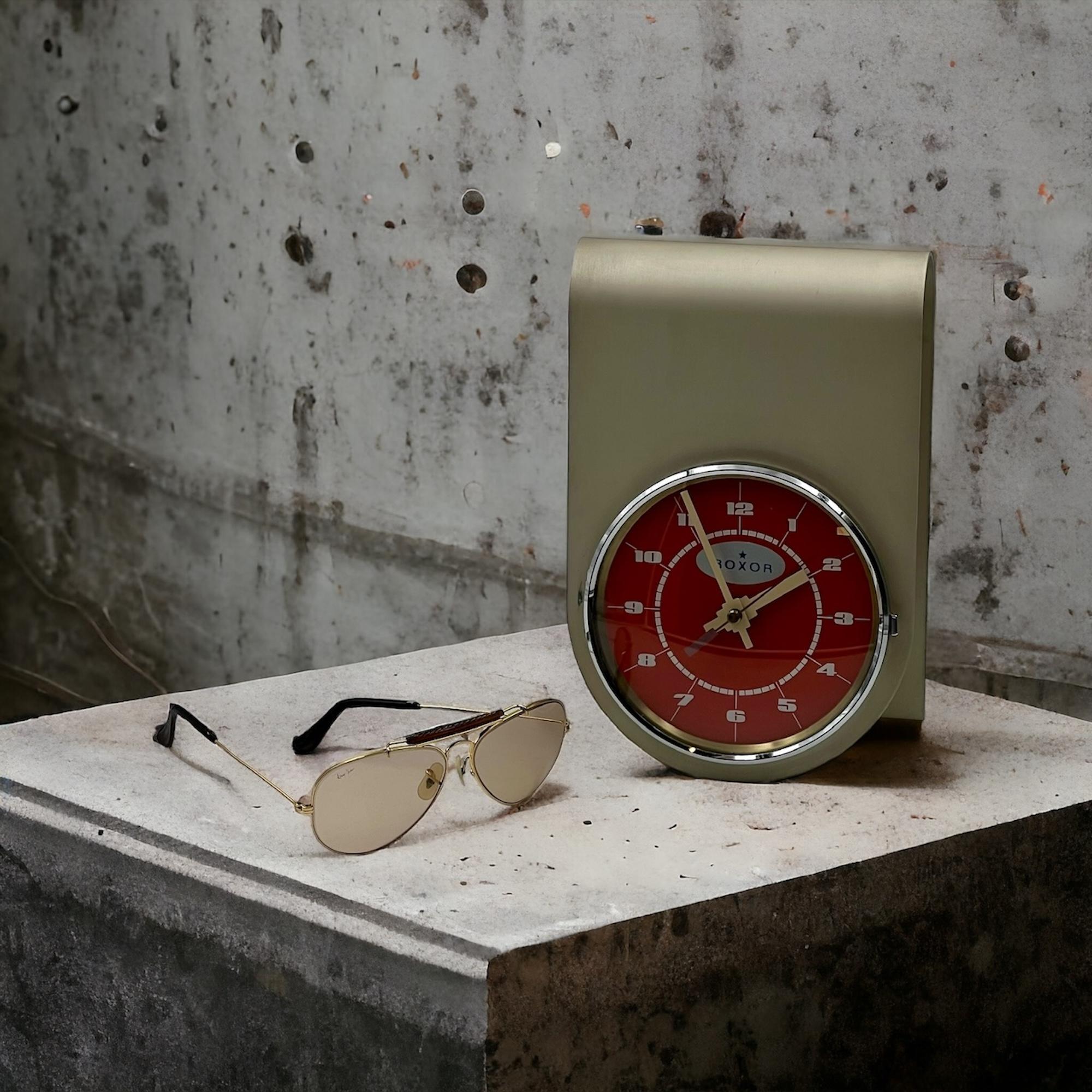 Horloge suisse Roxor avec mécanisme Kienzle - MCM teintes or et rouge en vente 4