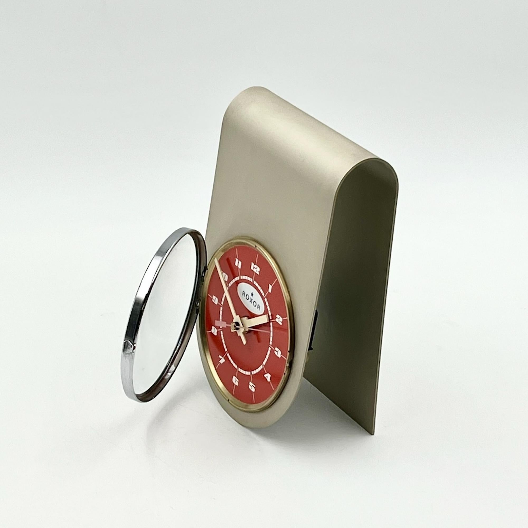 Mid-Century Modern Horloge suisse Roxor avec mécanisme Kienzle - MCM teintes or et rouge en vente