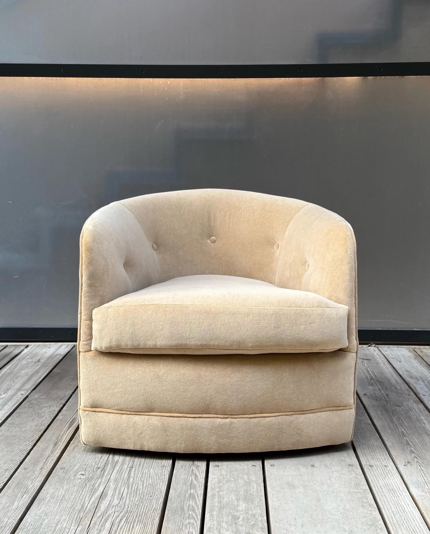 Fauteuil pivotant vintage 'Roxy' conçu par Milo Baughman pour Thayer Coggin. Ce salon présente un dos et des coins arrondis. Le socle circulaire est doté d'un système de pivotement et de basculement.  mécanisme. Le fauteuil d'appoint parfait.

Nous
