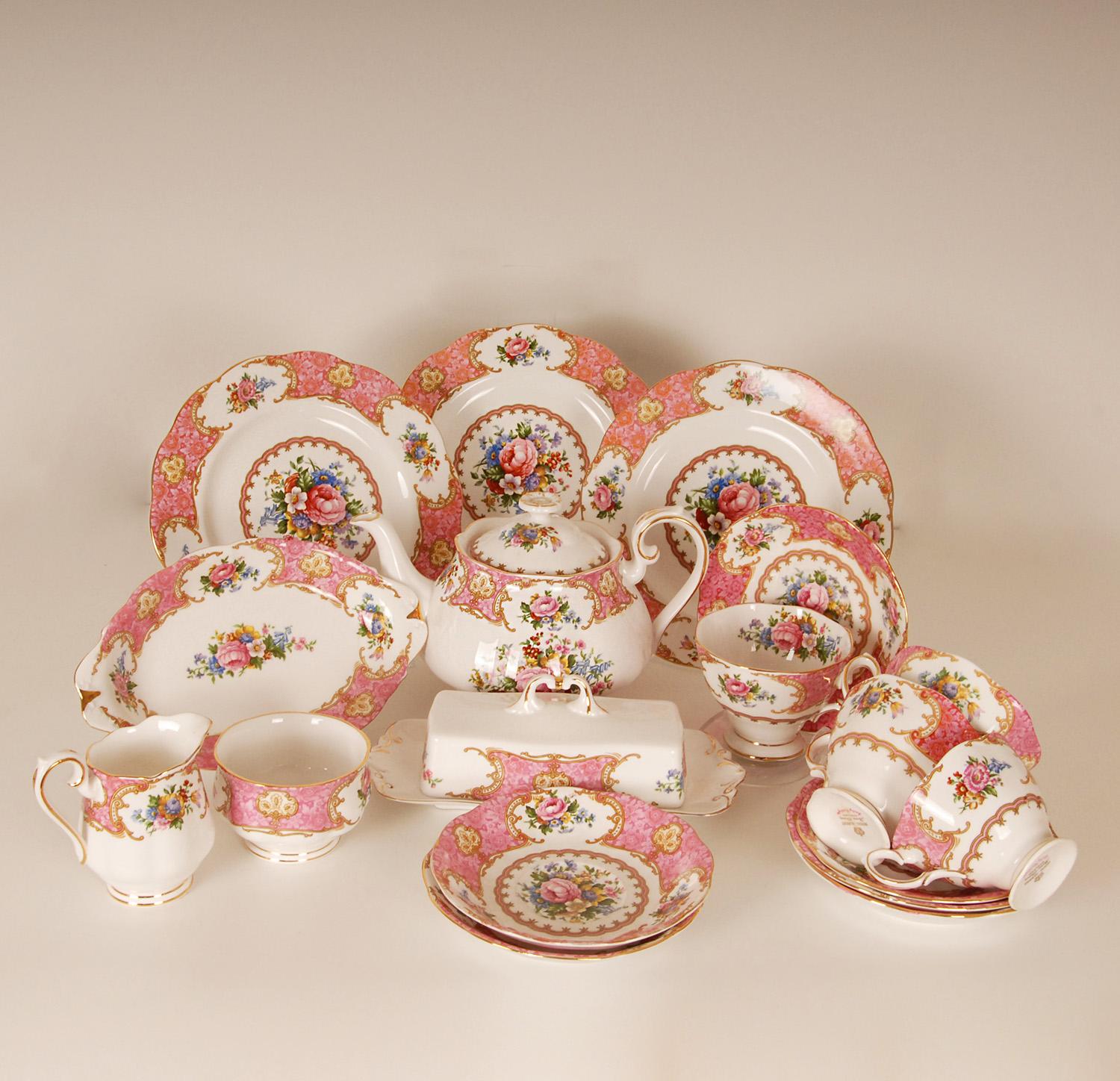 Superbe porcelaine anglaise - Service à thé en porcelaine osseuse de Royal Albert.
Décorée avec le très convoité motif Lady Carlyle.
Fabuleux avec des gerbes de fleurs et une bande festonnée rose bordée d'une bande couleur feu et de guirlandes.