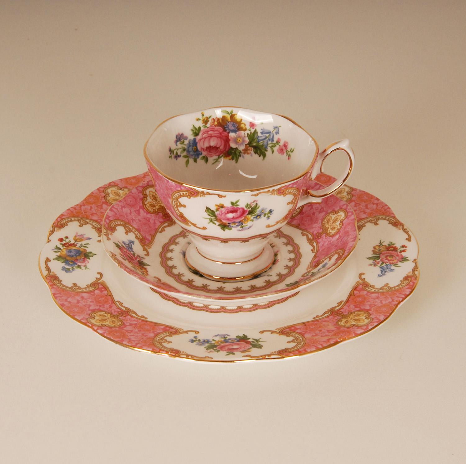 Service à thé et assiettes vintage Royal Albert Bone à motif Lady Carlyle 14 pièces Bon état à Wommelgem, VAN