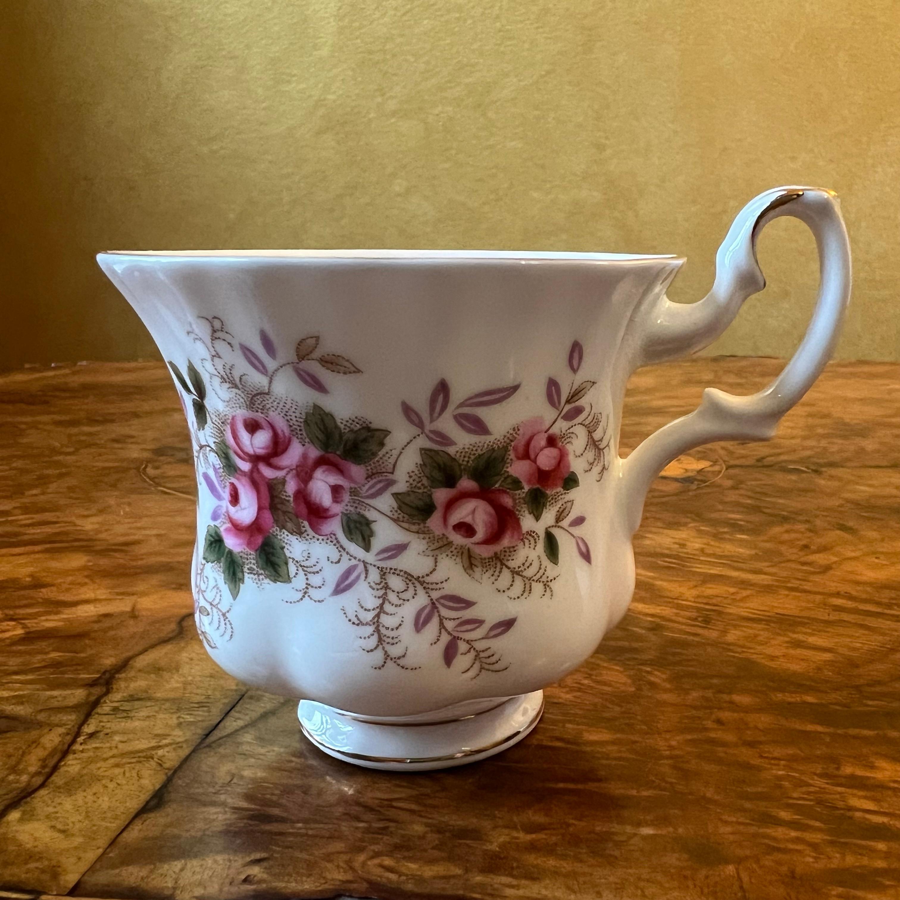 Rosa con stampa lavanda e rifiniture dorate, lievi danni alle rifiniture dorate soprattutto sul piattino, timbro Royal Albert Lavender Rose

Circa: anni '60

Materiale: Porcellana d'osso

Paese di origine: Inghilterra 

Misure

Tazza da tè: 7 cm di