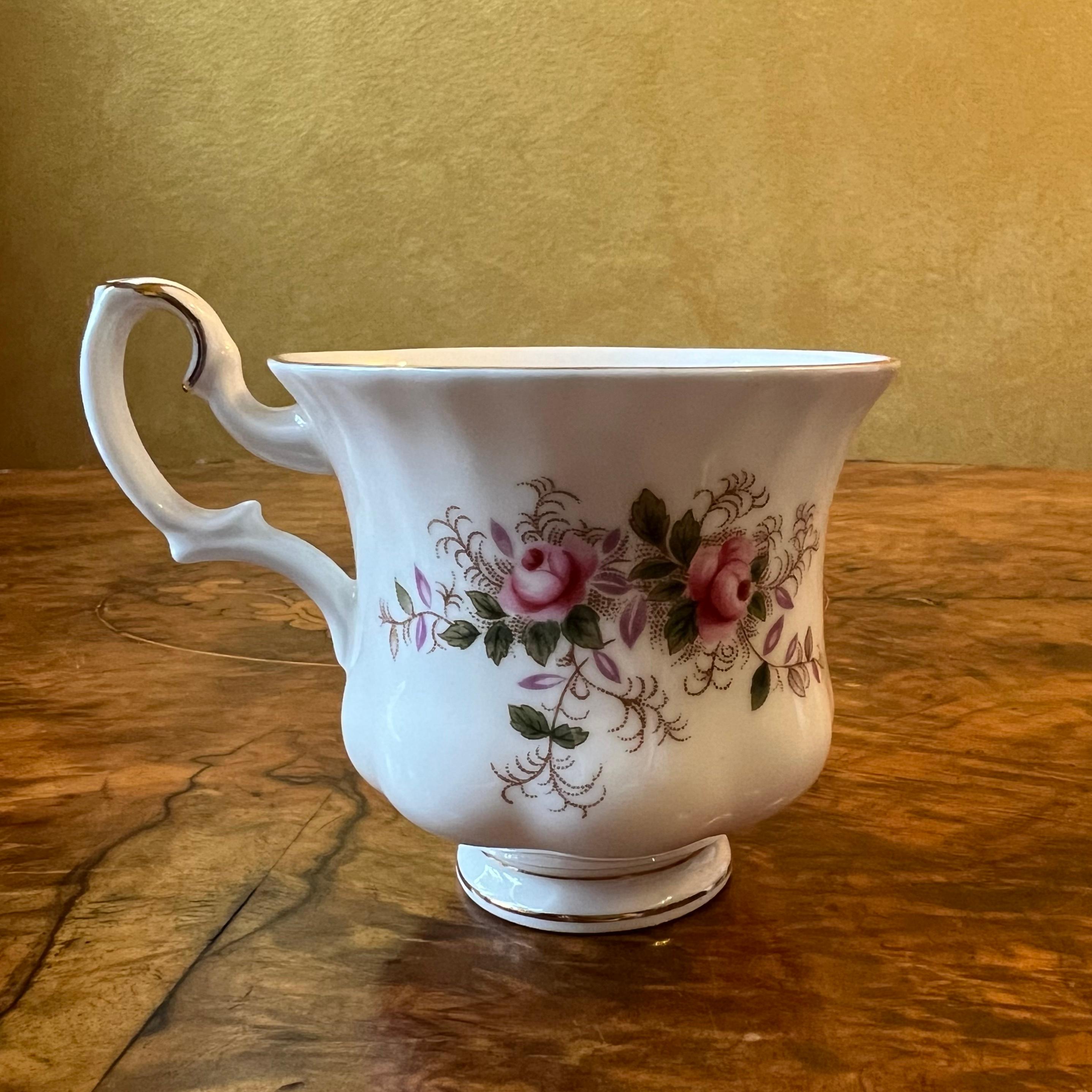 Tazza da caffè e piattino vintage Royal Albert Lavender Rose In condizioni buone in vendita a EDENSOR PARK, NSW