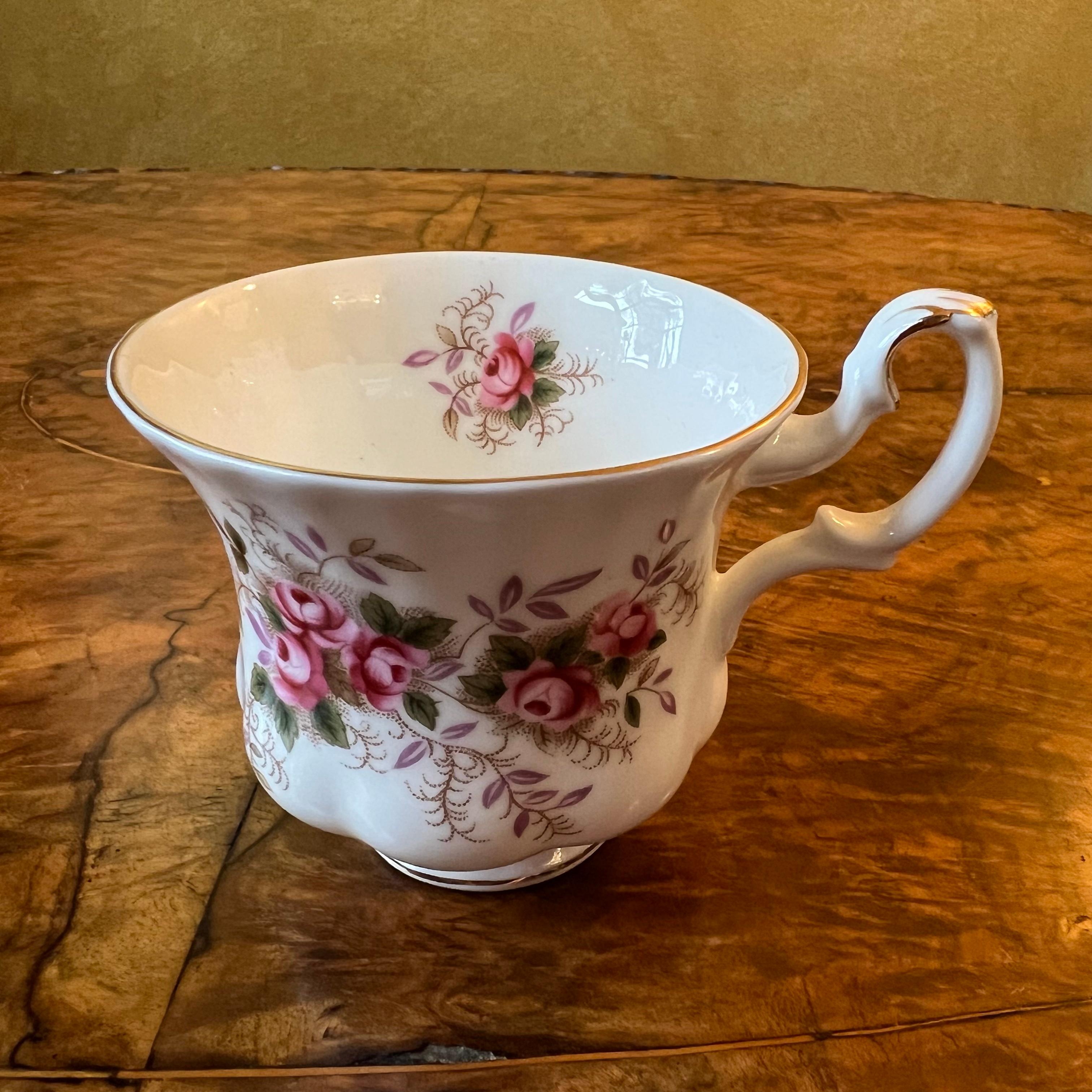 XX secolo Tazza da caffè e piattino vintage Royal Albert Lavender Rose in vendita
