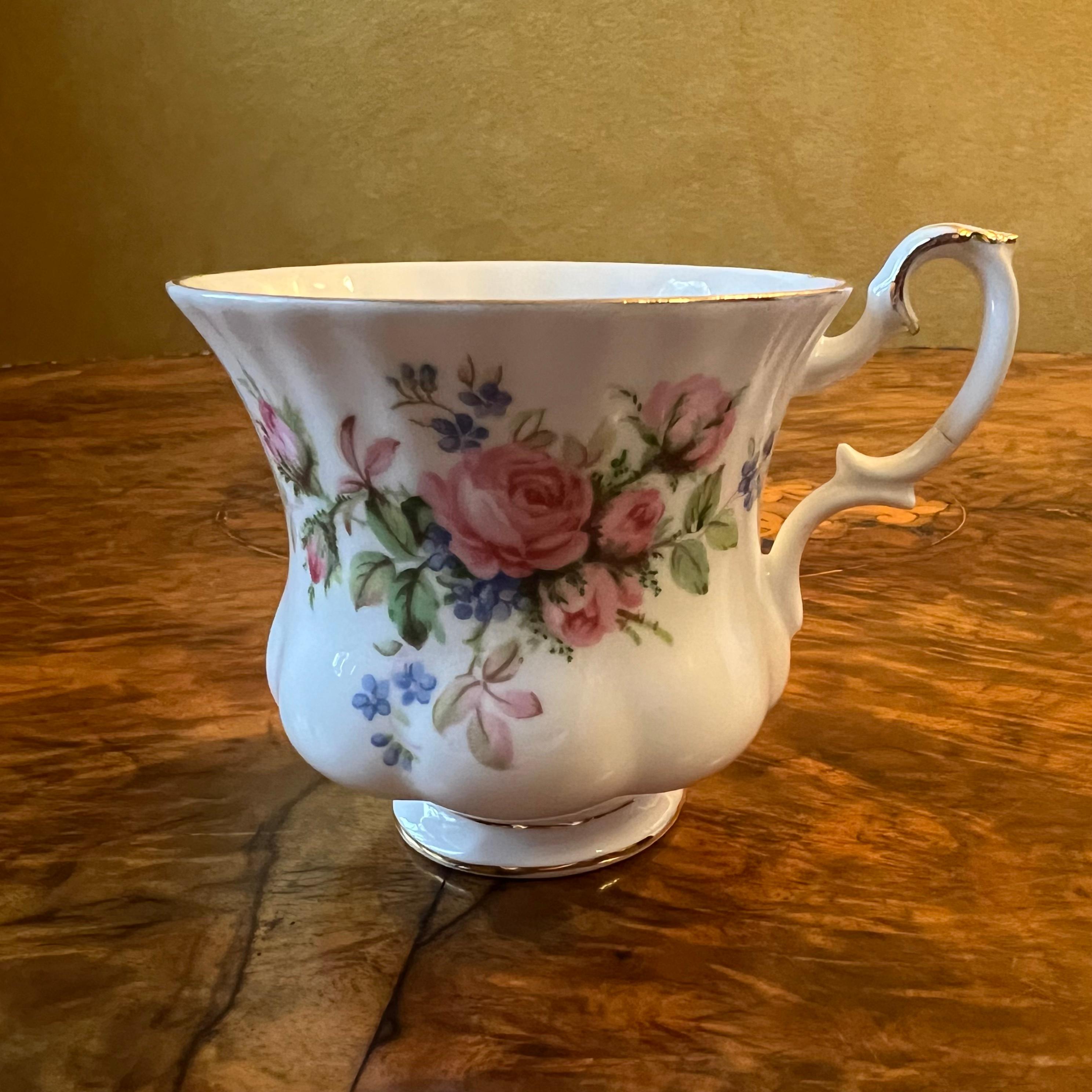 Rosafarbener Blumendruck mit Goldverzierung, leichte Gebrauchsspuren an der Goldverzierung, gestempelt Royal Albert Moss Rose

Circa: 1960er Jahre

MATERIAL: Porzellan

Herkunftsland: England 

Abmessungen: 7 cm hoch, 9,5 cm Länge, 7,5 cm Breite 
