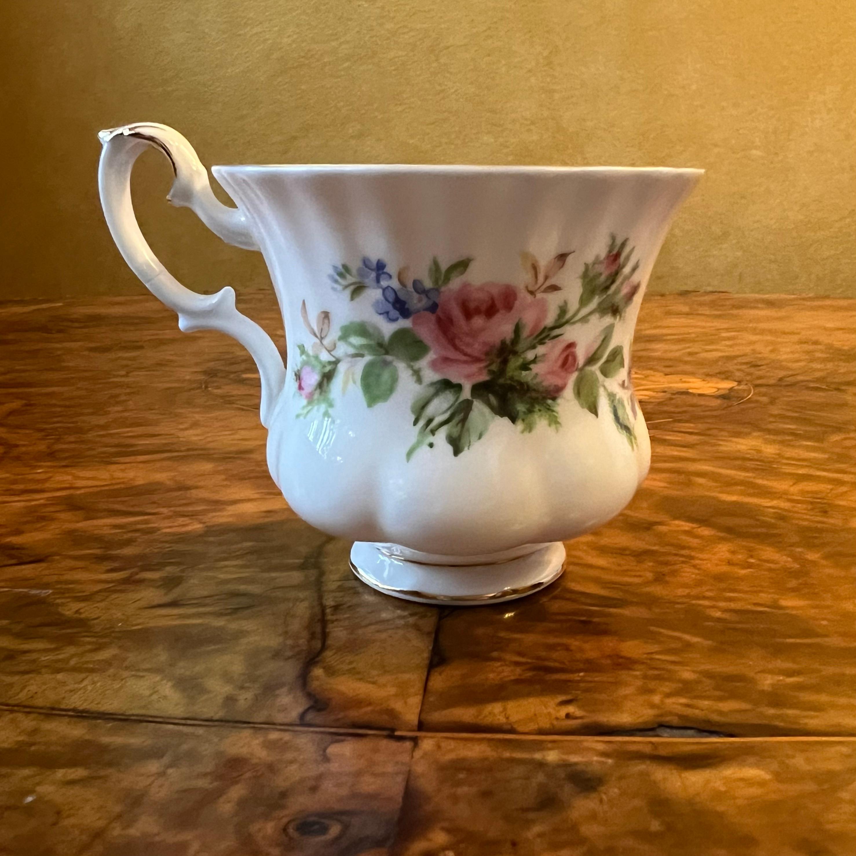 Vintage Royal Albert Moosrose Teetasse im Zustand „Gut“ in EDENSOR PARK, NSW