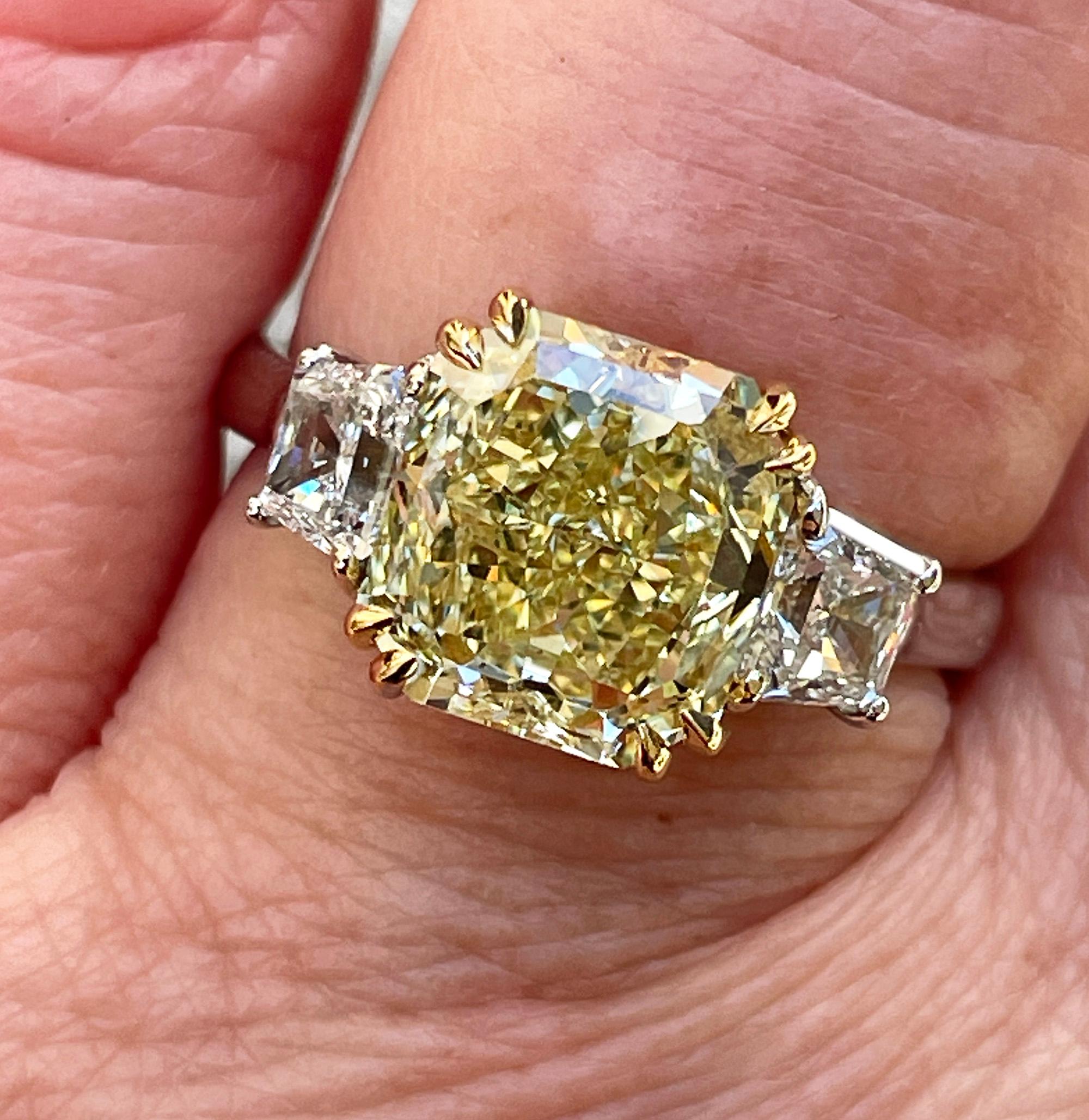 Vintage Royal Asscher GIA 4.32ctw Natural Fancy YELLOW Radiant Cut Diamond Ring en vente 4
