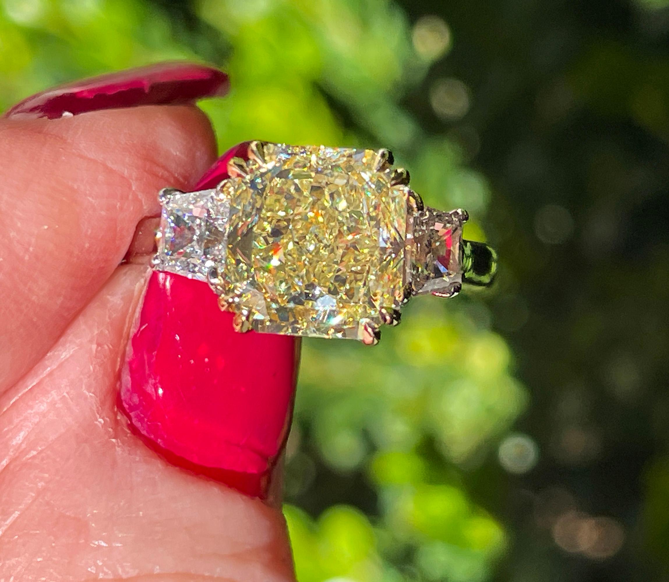 Vintage Royal Asscher GIA 4.32ctw Natural Fancy YELLOW Radiant Cut Diamond Ring en vente 9
