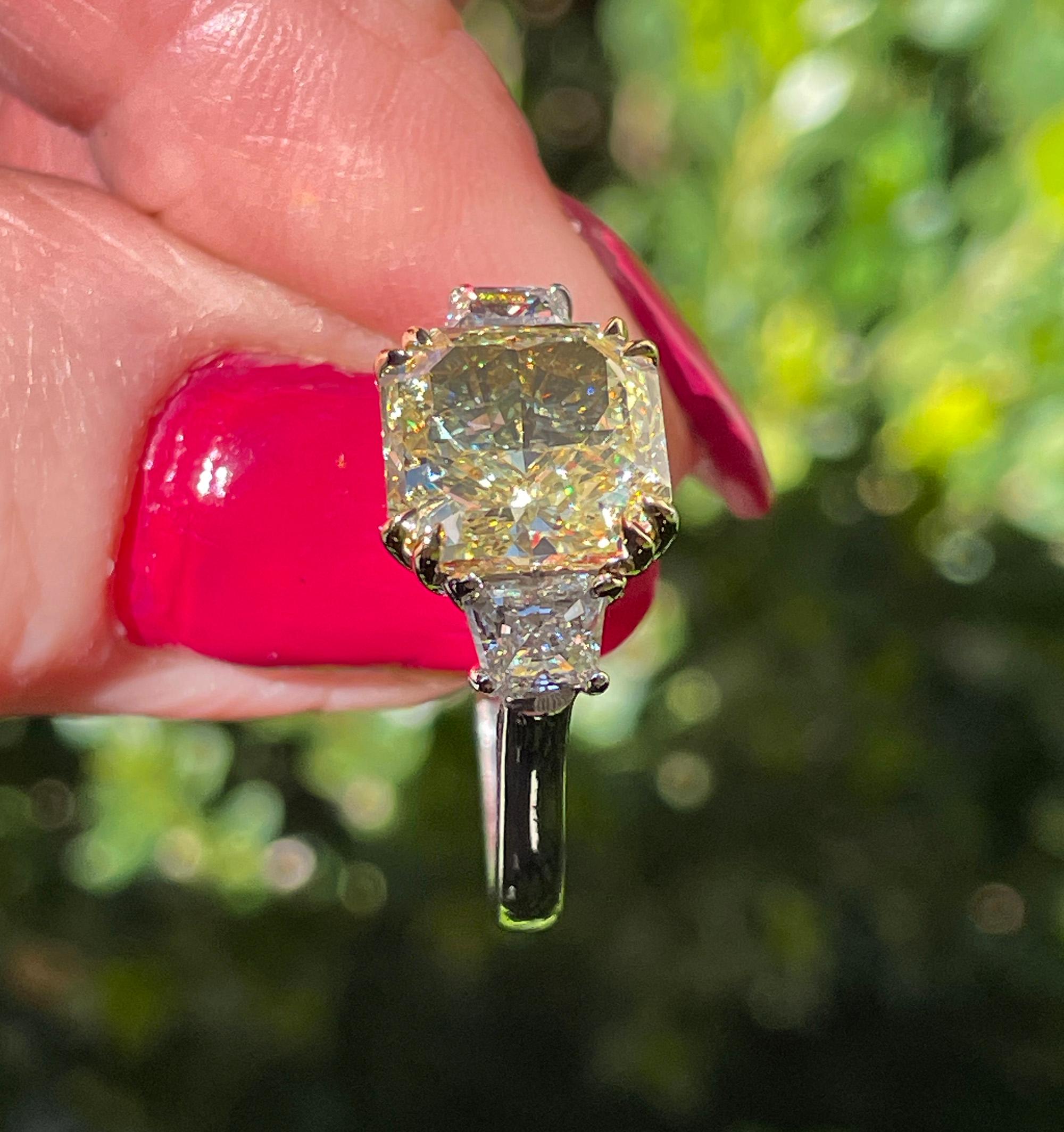 Vintage Royal Asscher GIA 4.32ctw Natural Fancy YELLOW Radiant Cut Diamond Ring en vente 10