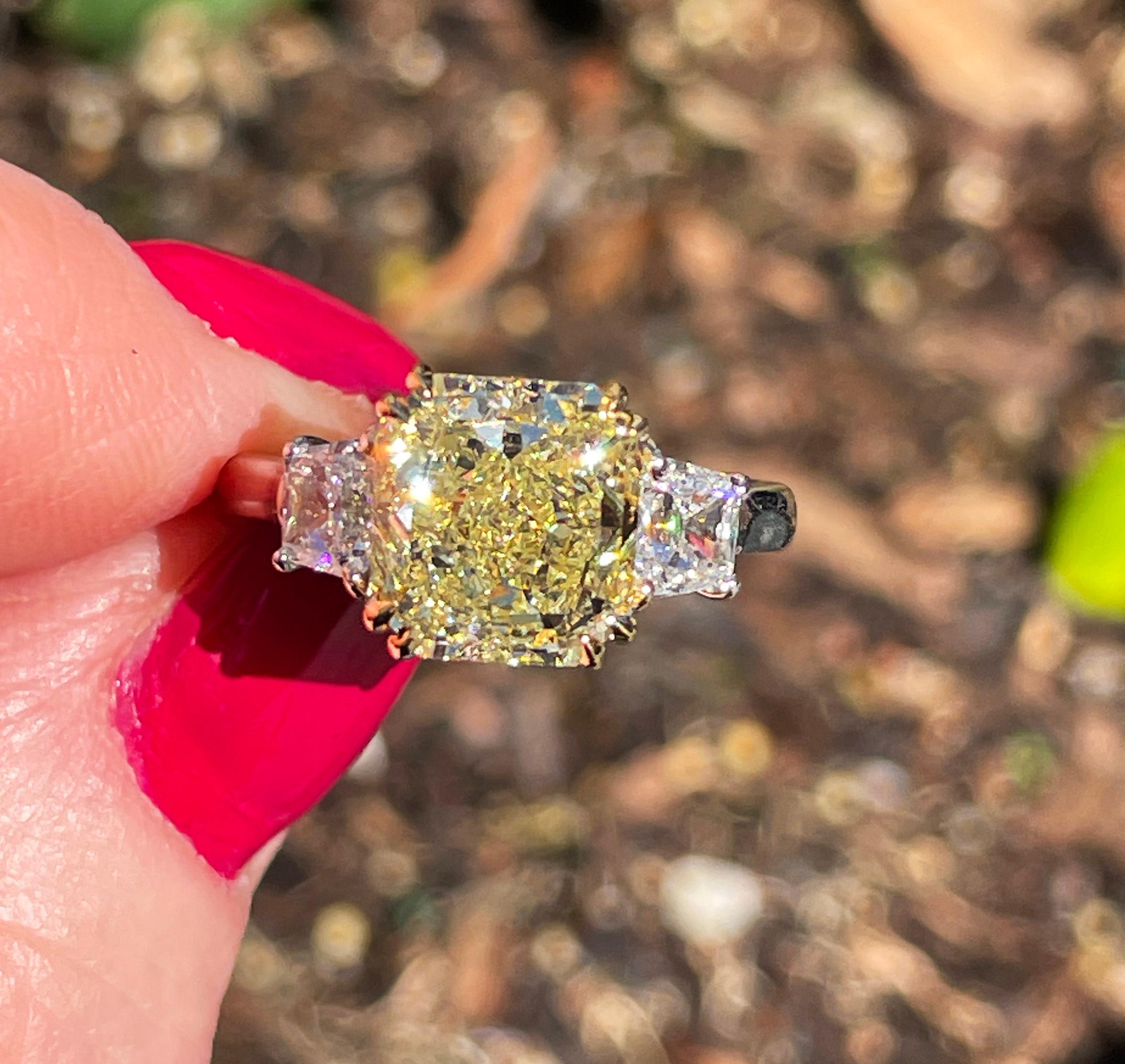 Vintage Royal Asscher GIA 4.32ctw Natural Fancy YELLOW Radiant Cut Diamond Ring en vente 12