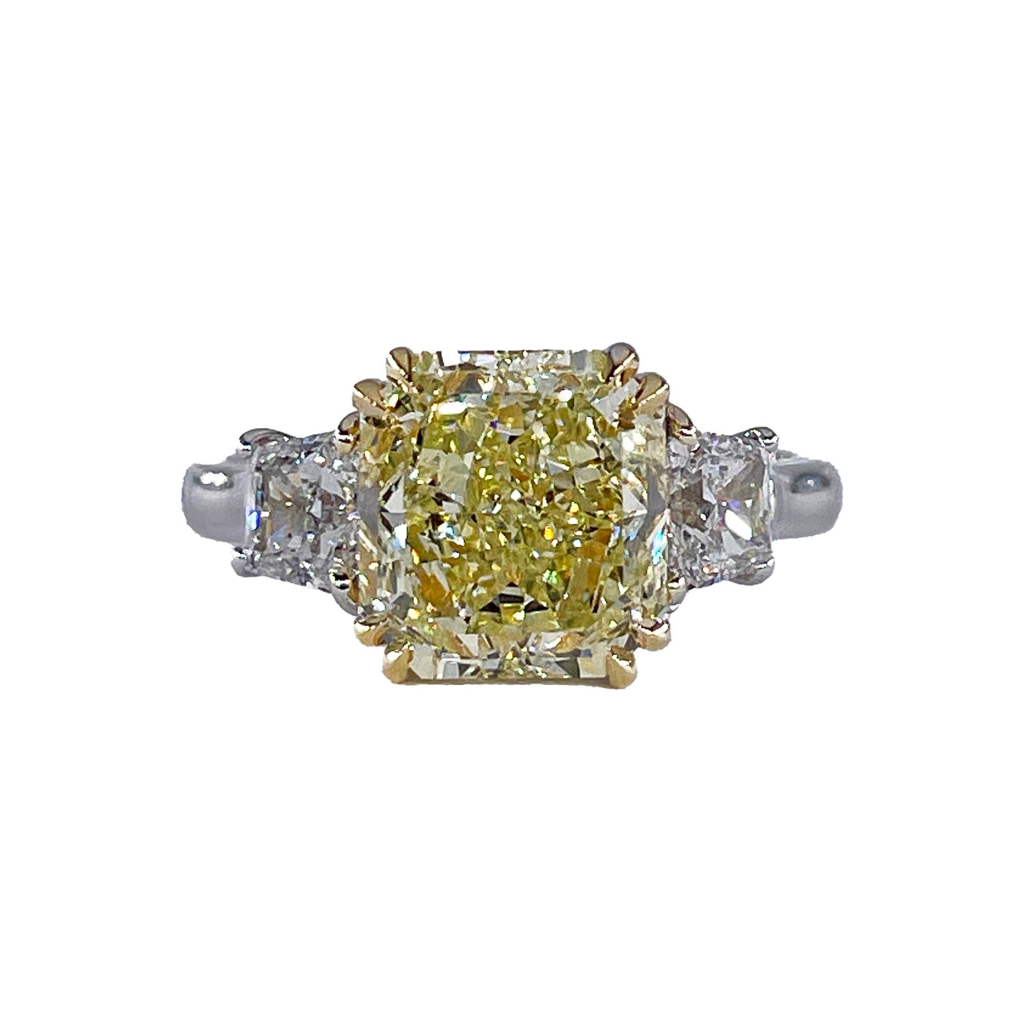 Vintage Royal Asscher GIA 4.32ctw Natural Fancy YELLOW Radiant Cut Diamond Ring In Good Condition For Sale In New York, NY