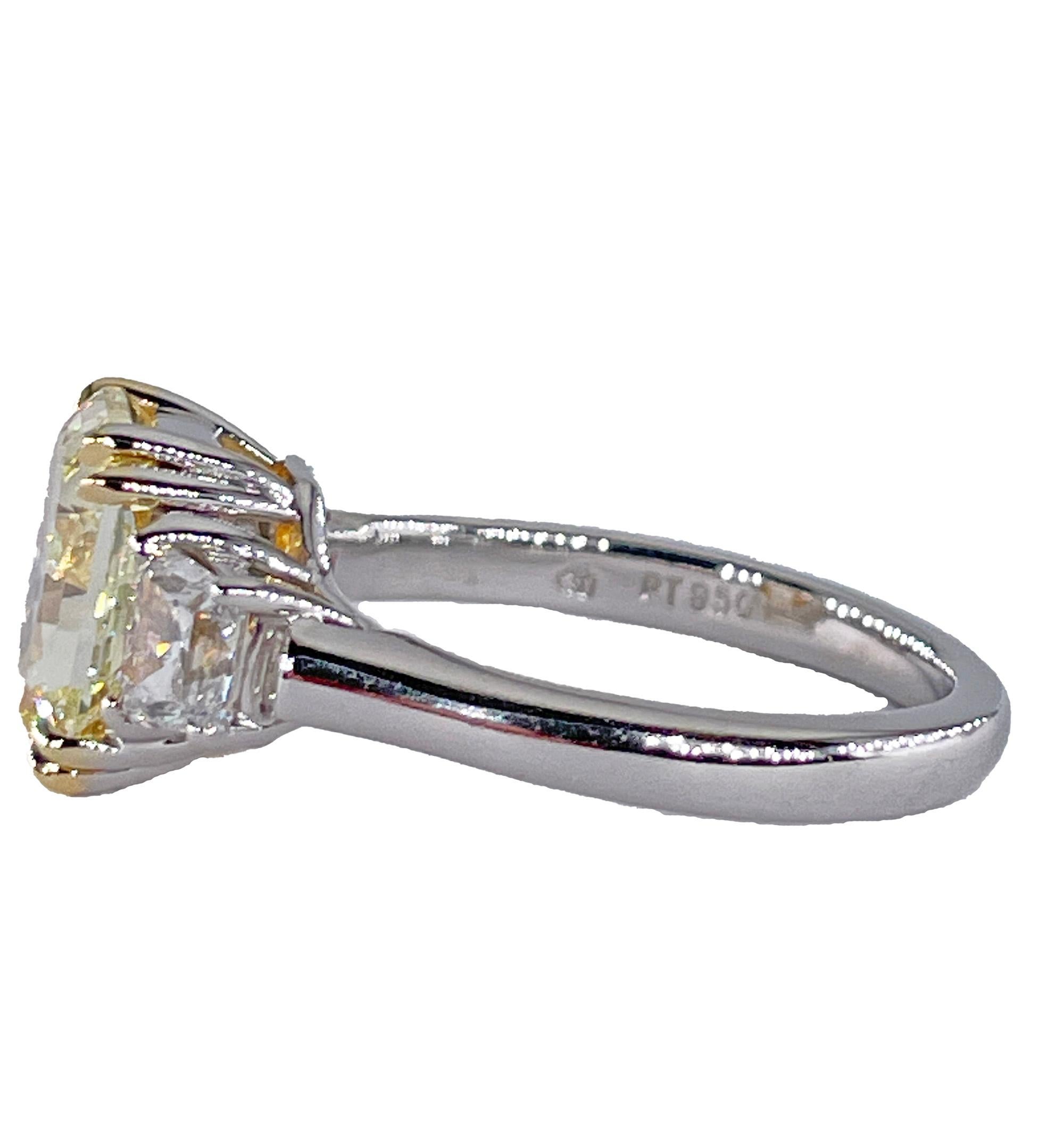 Vintage Royal Asscher GIA 4.32ctw Natural Fancy YELLOW Radiant Cut Diamond Ring en vente 1