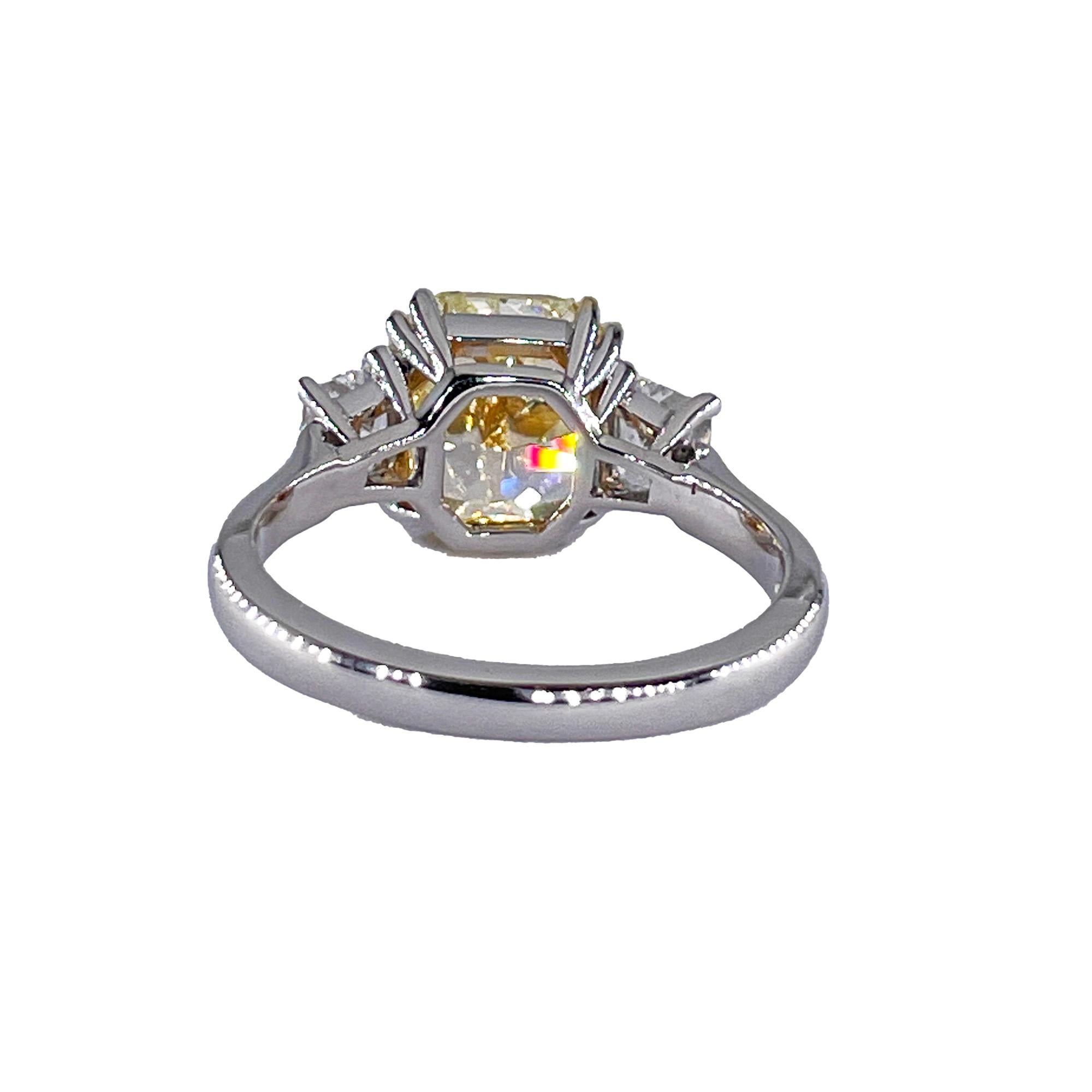 Vintage Royal Asscher GIA 4.32ctw Natural Fancy YELLOW Radiant Cut Diamond Ring en vente 3