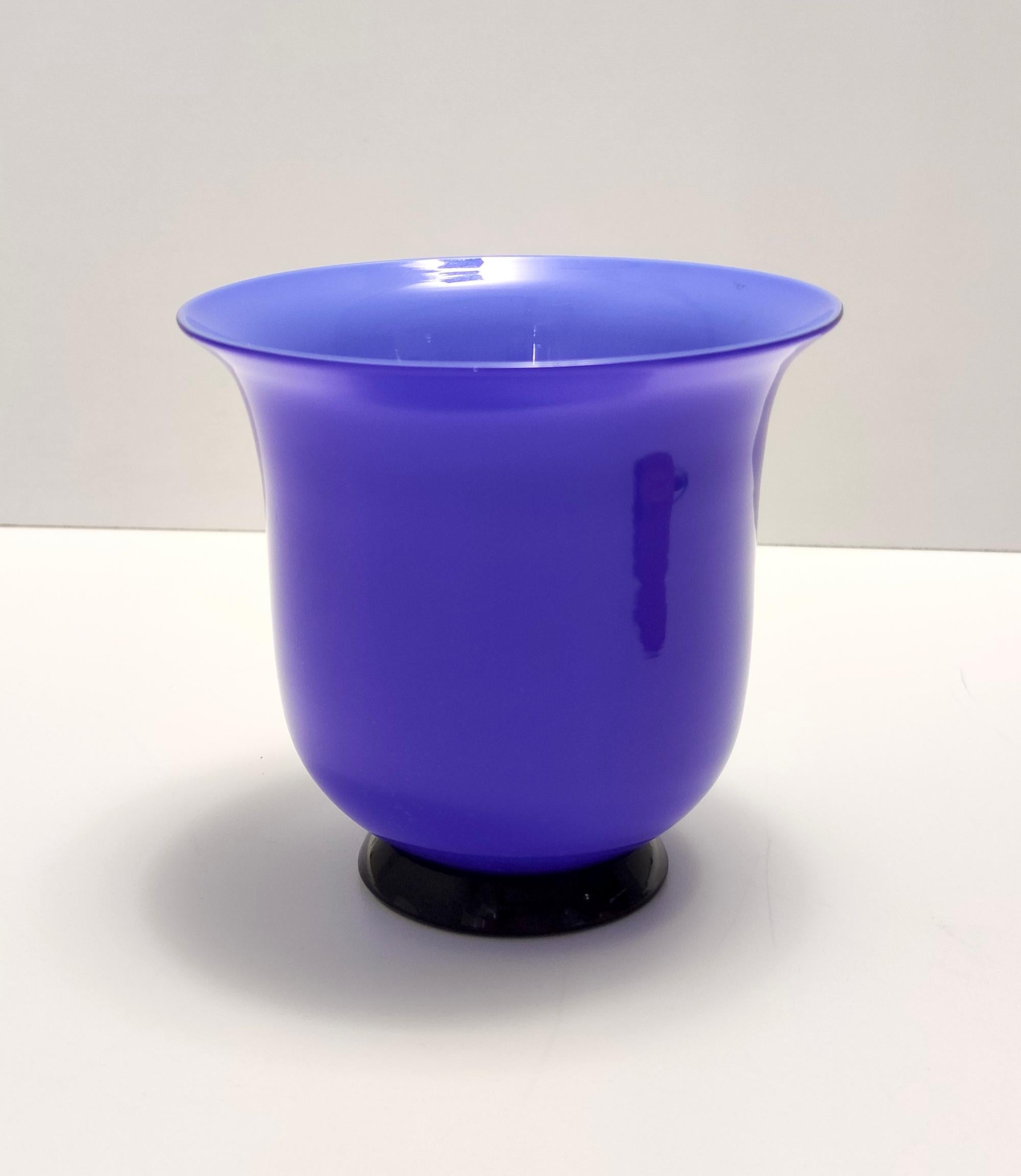 Fabriqué en Italie, Murano, années 1990.
Ce vase est fabriqué en verre opalin bleu clair à l'intérieur et en verre opalin bleu royal à l'extérieur. 
Il est doté d'une base en verre plus foncé et a été soufflé à la main à Murano.
Cette pièce est