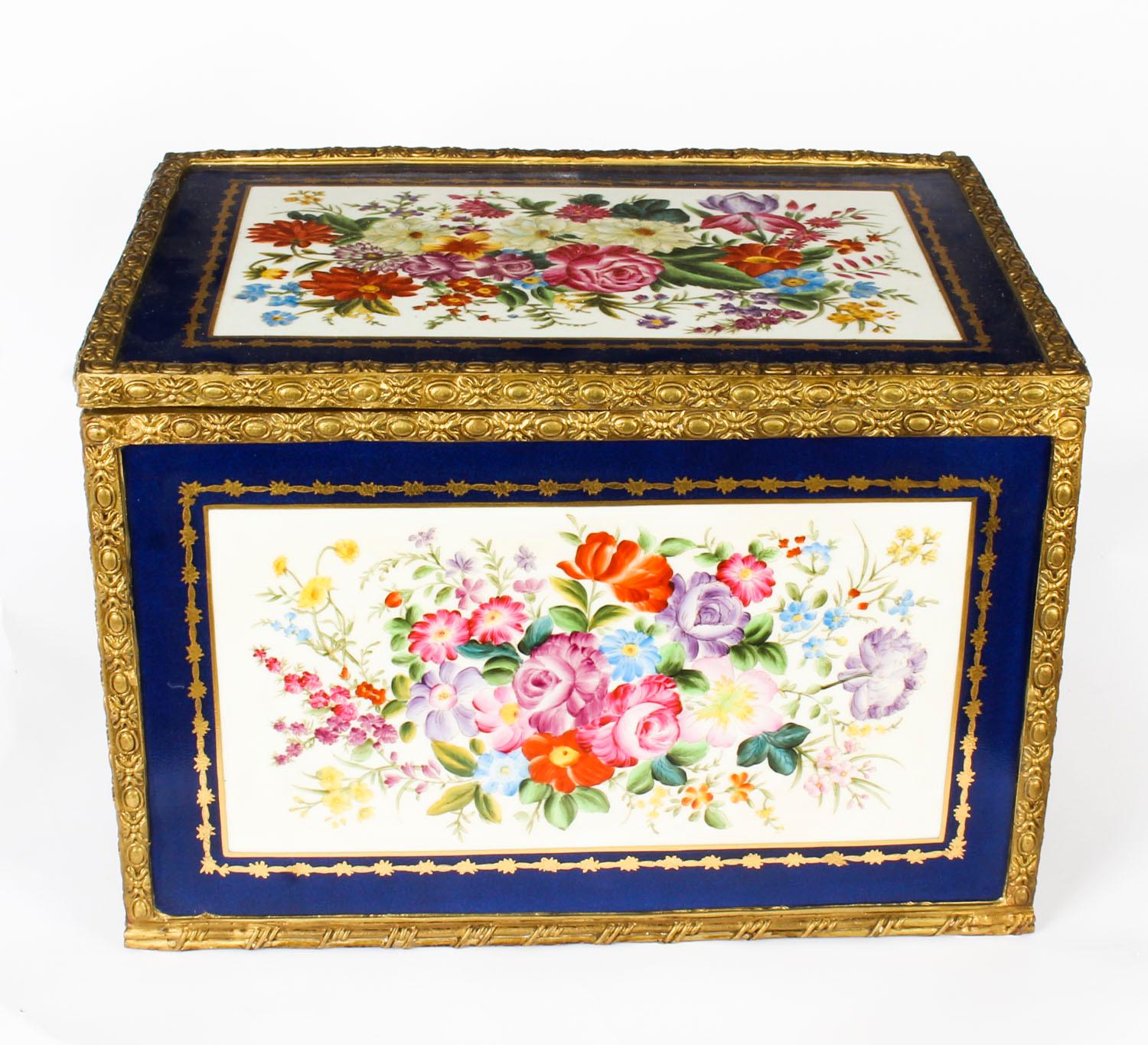 Dies ist eine schöne, große Schmuckschatulle im Vintage-Sèvres-Stil aus Porzellan und Ormolu, die aus dem letzten Viertel des 20.

Dieses schöne Stück ist in Bleu Royale handbemalt, mit handgemalten floralen Motiven verziert und innen mit Sik