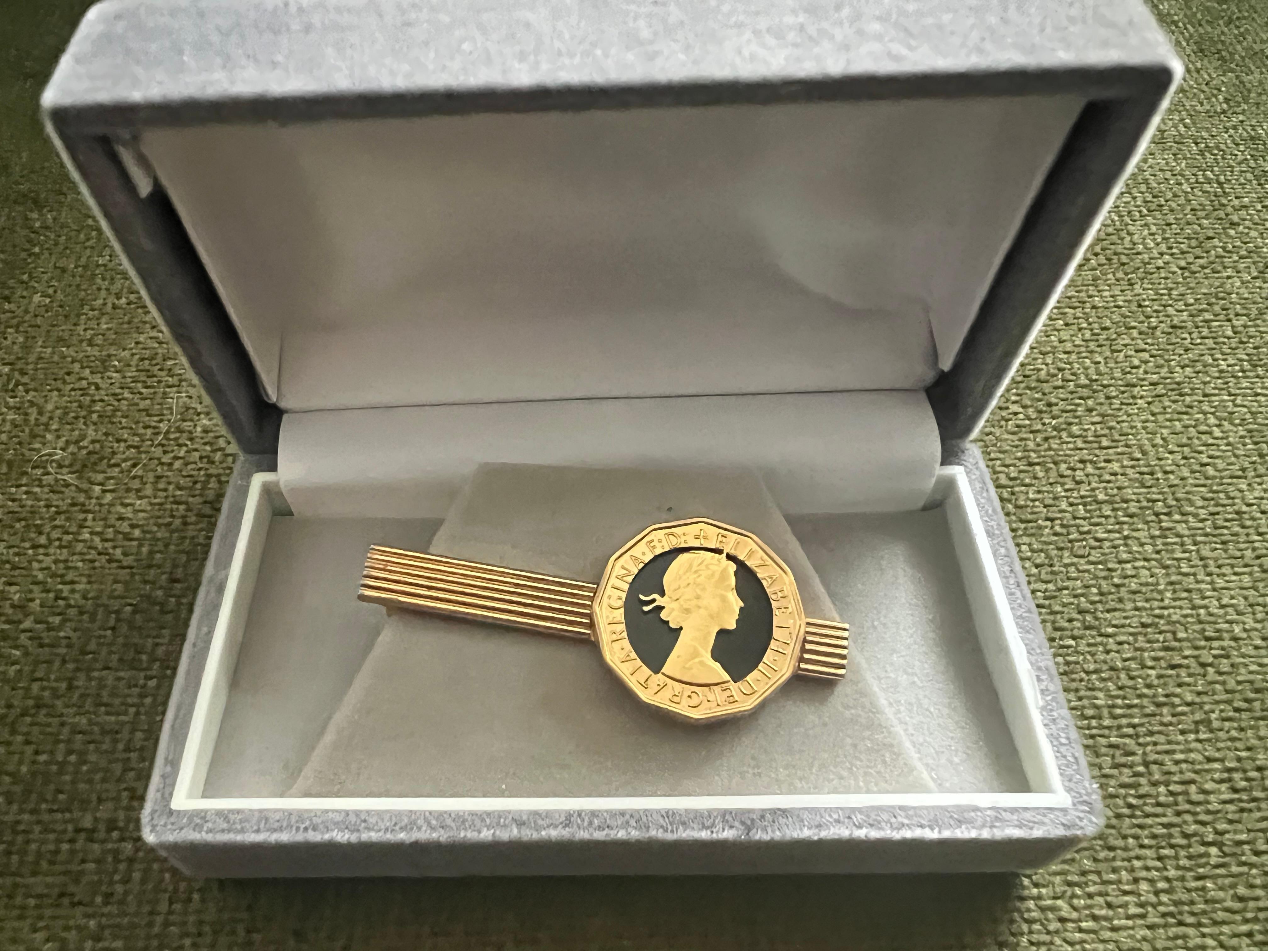 Fermacravatte d'epoca con monete placcate in oro della Royal British nella custodia originale CIRCA 1970 in vendita 5