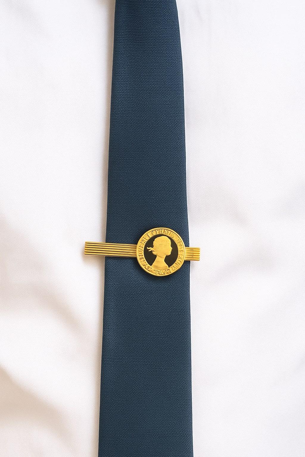 Fermacravatte d'epoca con monete placcate in oro della Royal British nella custodia originale CIRCA 1970 in vendita 7