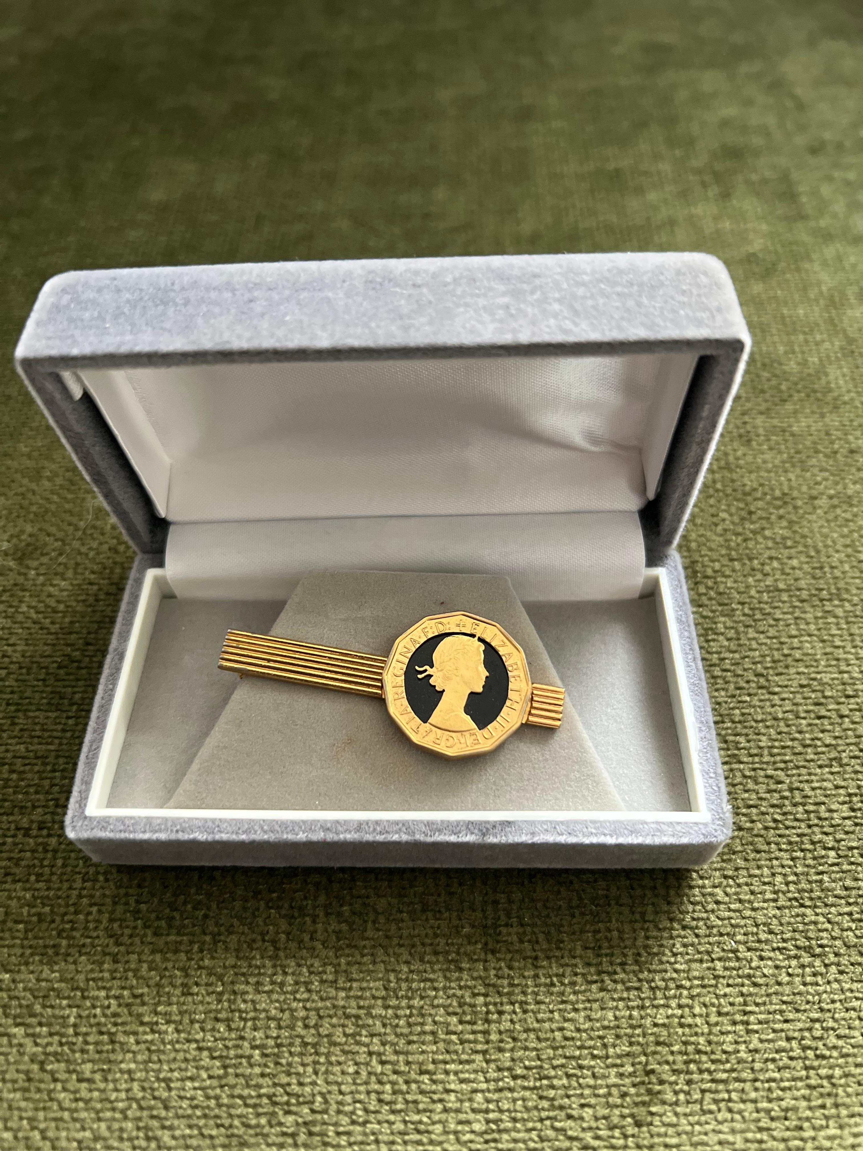 Anglo-indiano Fermacravatte d'epoca con monete placcate in oro della Royal British nella custodia originale CIRCA 1970 in vendita