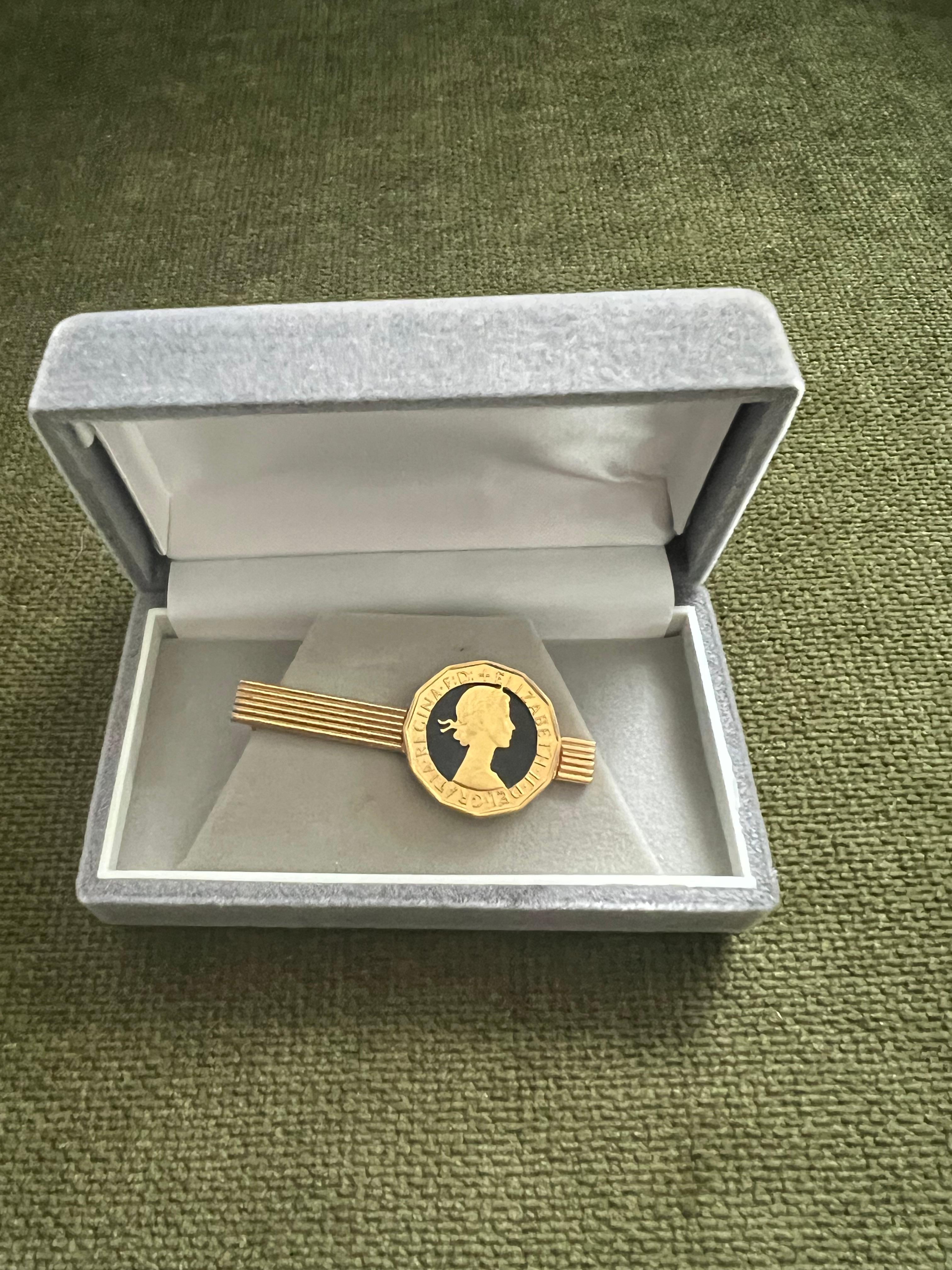 Fermacravatte d'epoca con monete placcate in oro della Royal British nella custodia originale CIRCA 1970 In condizioni ottime in vendita a New York, NY