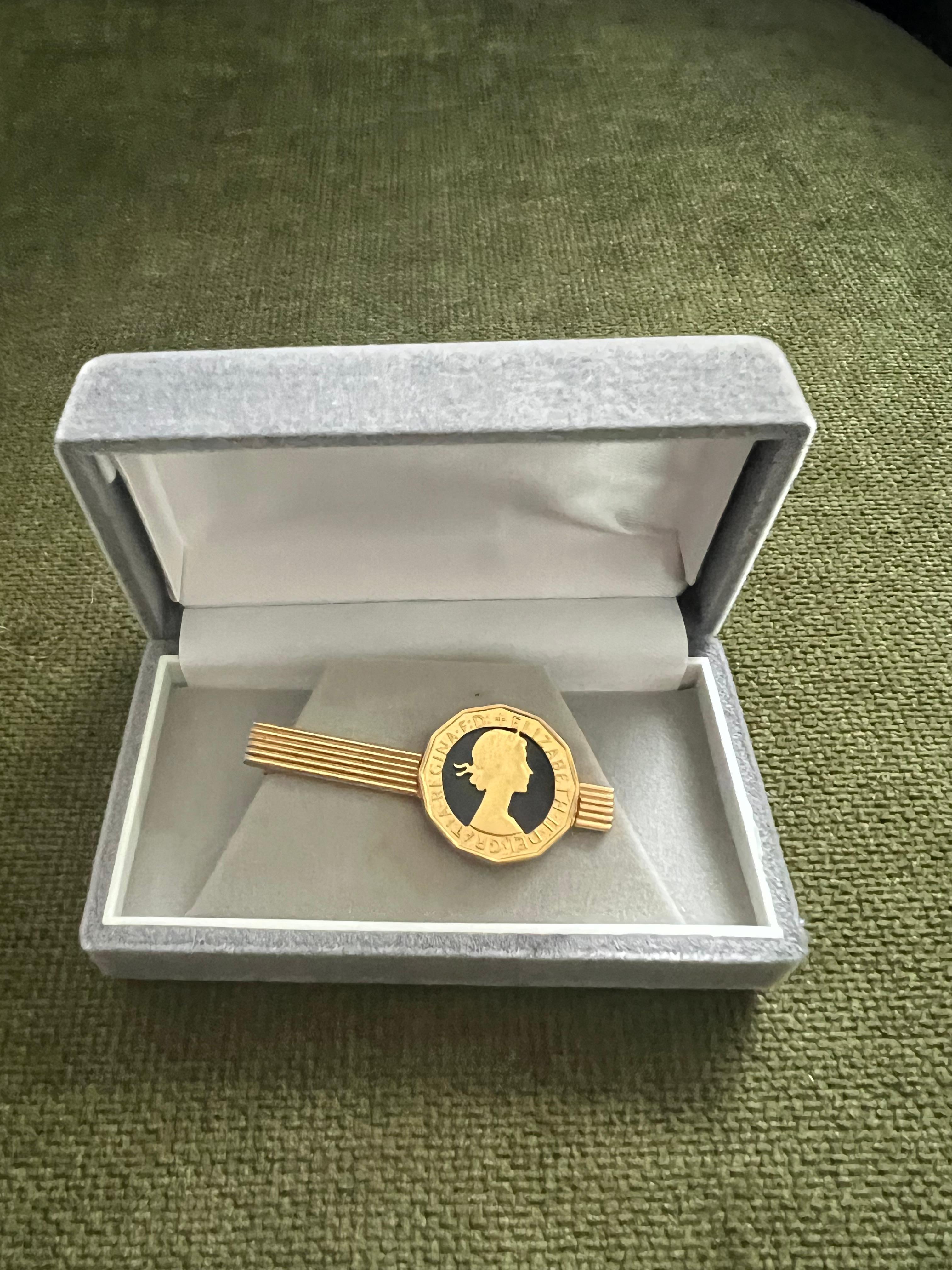 da uomo o donna Fermacravatte d'epoca con monete placcate in oro della Royal British nella custodia originale CIRCA 1970 in vendita