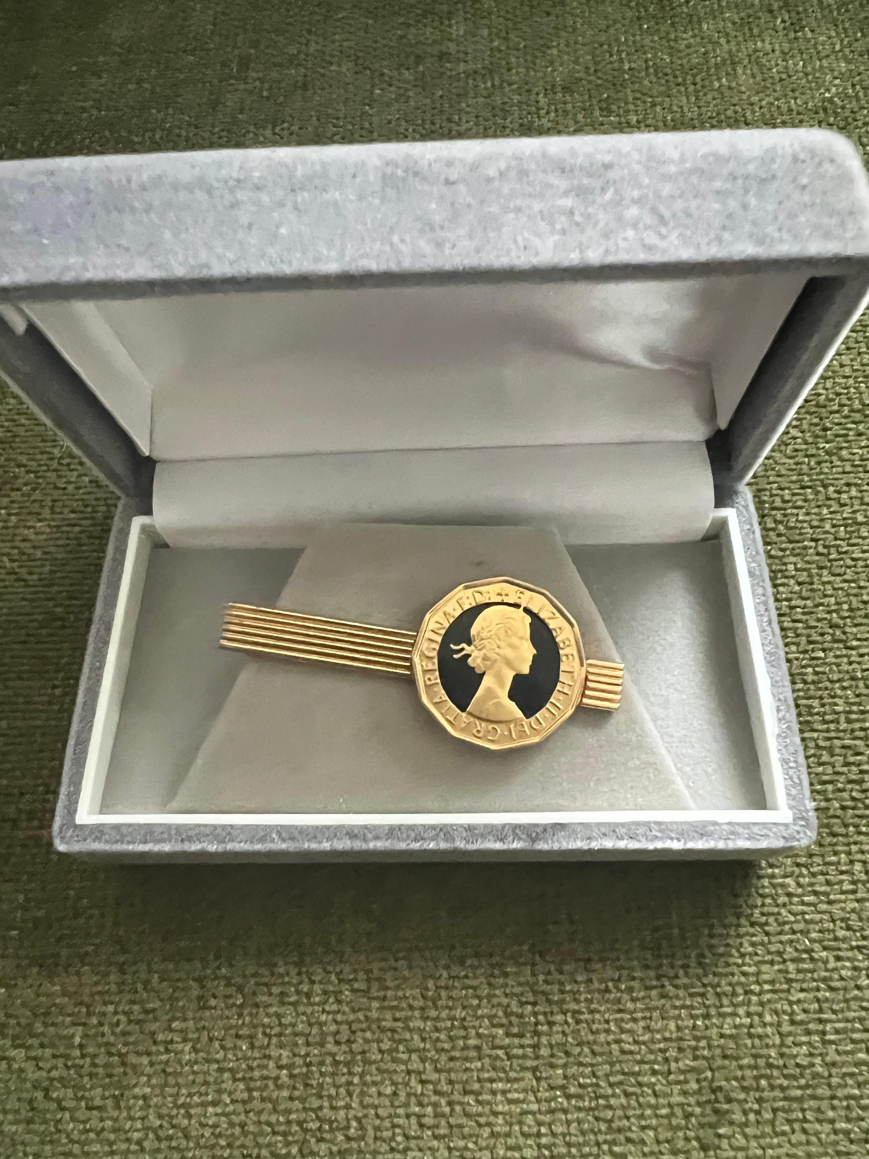 Fermacravatte d'epoca con monete placcate in oro della Royal British nella custodia originale CIRCA 1970 in vendita 1