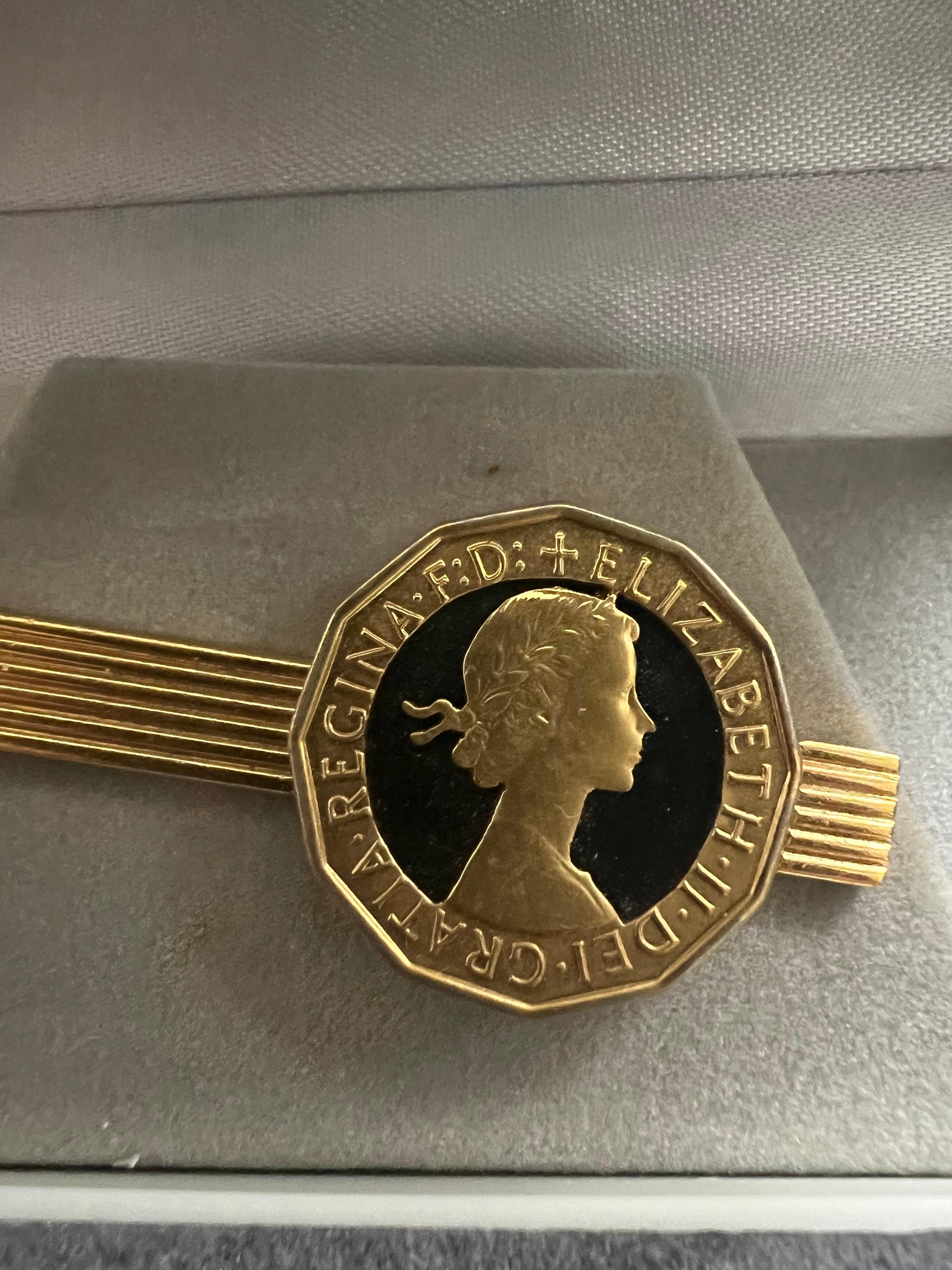 Fermacravatte d'epoca con monete placcate in oro della Royal British nella custodia originale CIRCA 1970 in vendita 2
