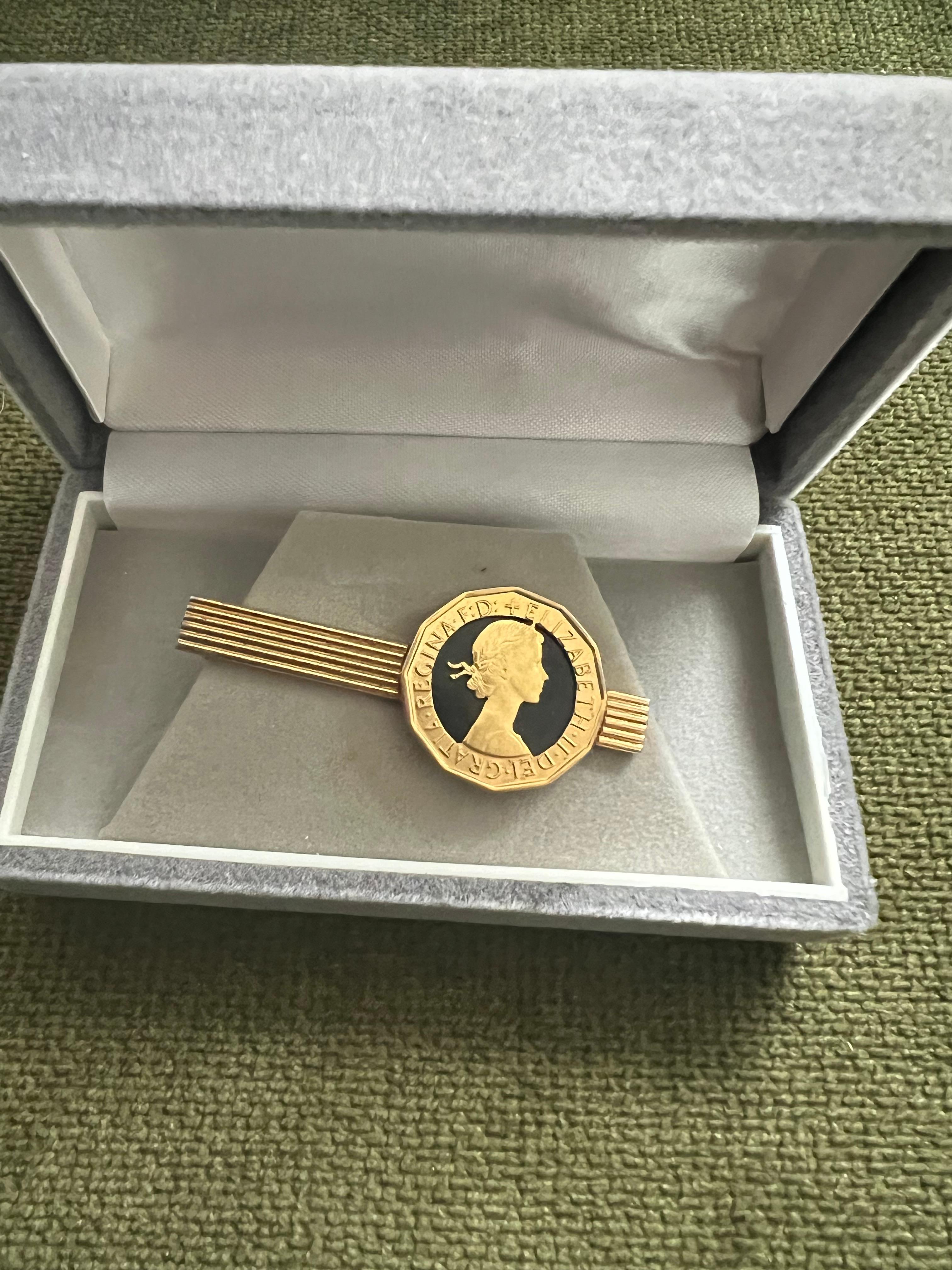 Fermacravatte d'epoca con monete placcate in oro della Royal British nella custodia originale CIRCA 1970 in vendita 3
