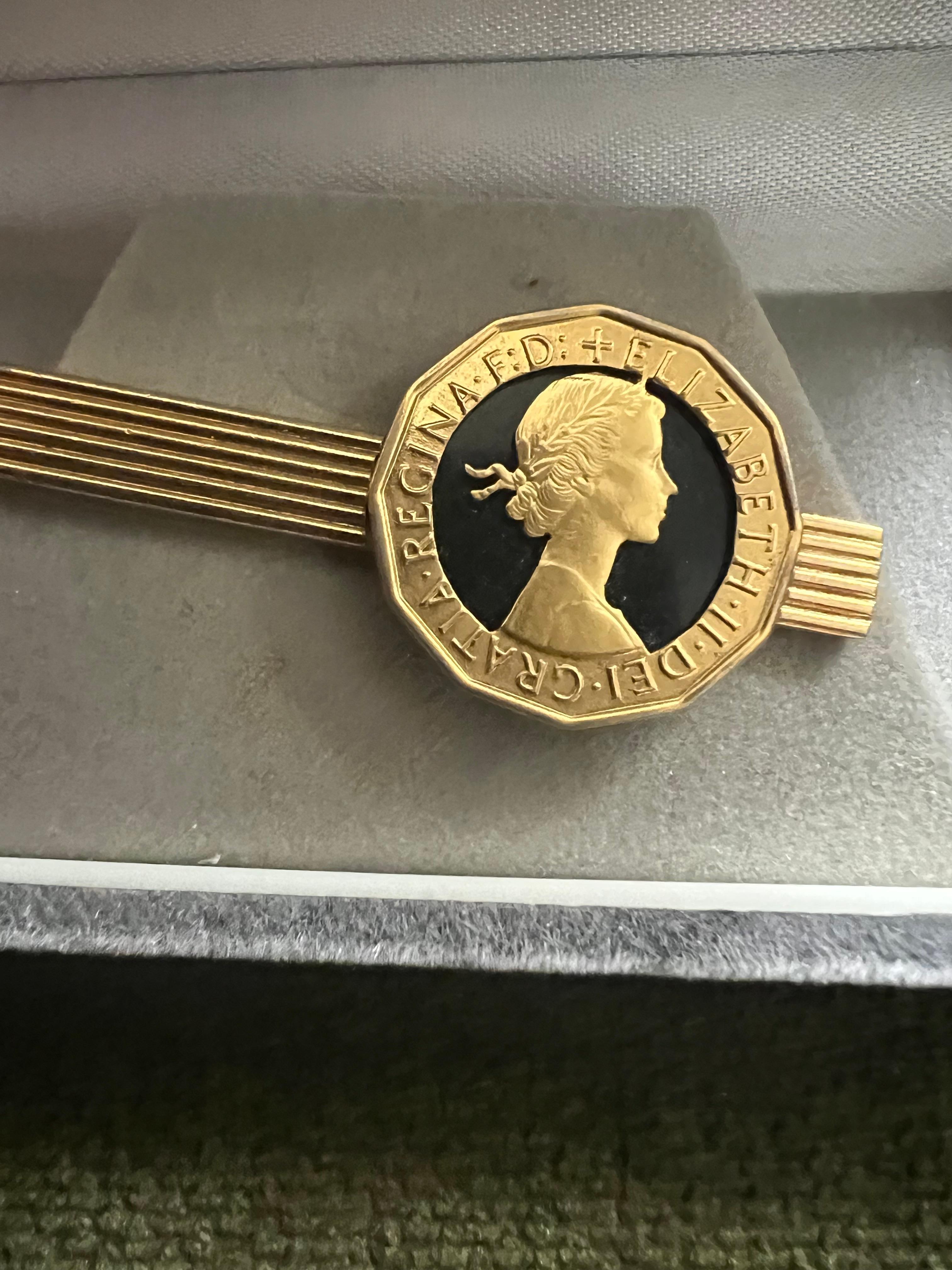 Fermacravatte d'epoca con monete placcate in oro della Royal British nella custodia originale CIRCA 1970 in vendita 4