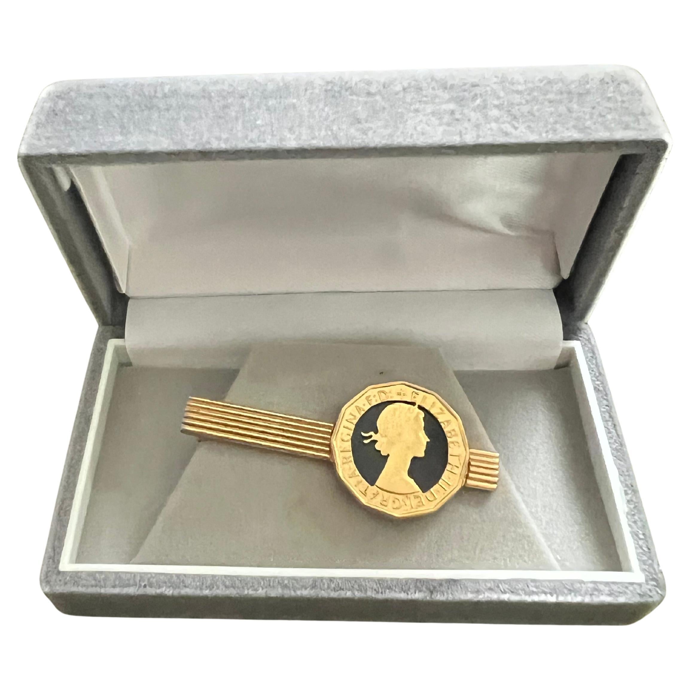 Fermacravatte d
epoca con monete placcate in oro della Royal British nella custodia originale CIRCA 1970 in vendita