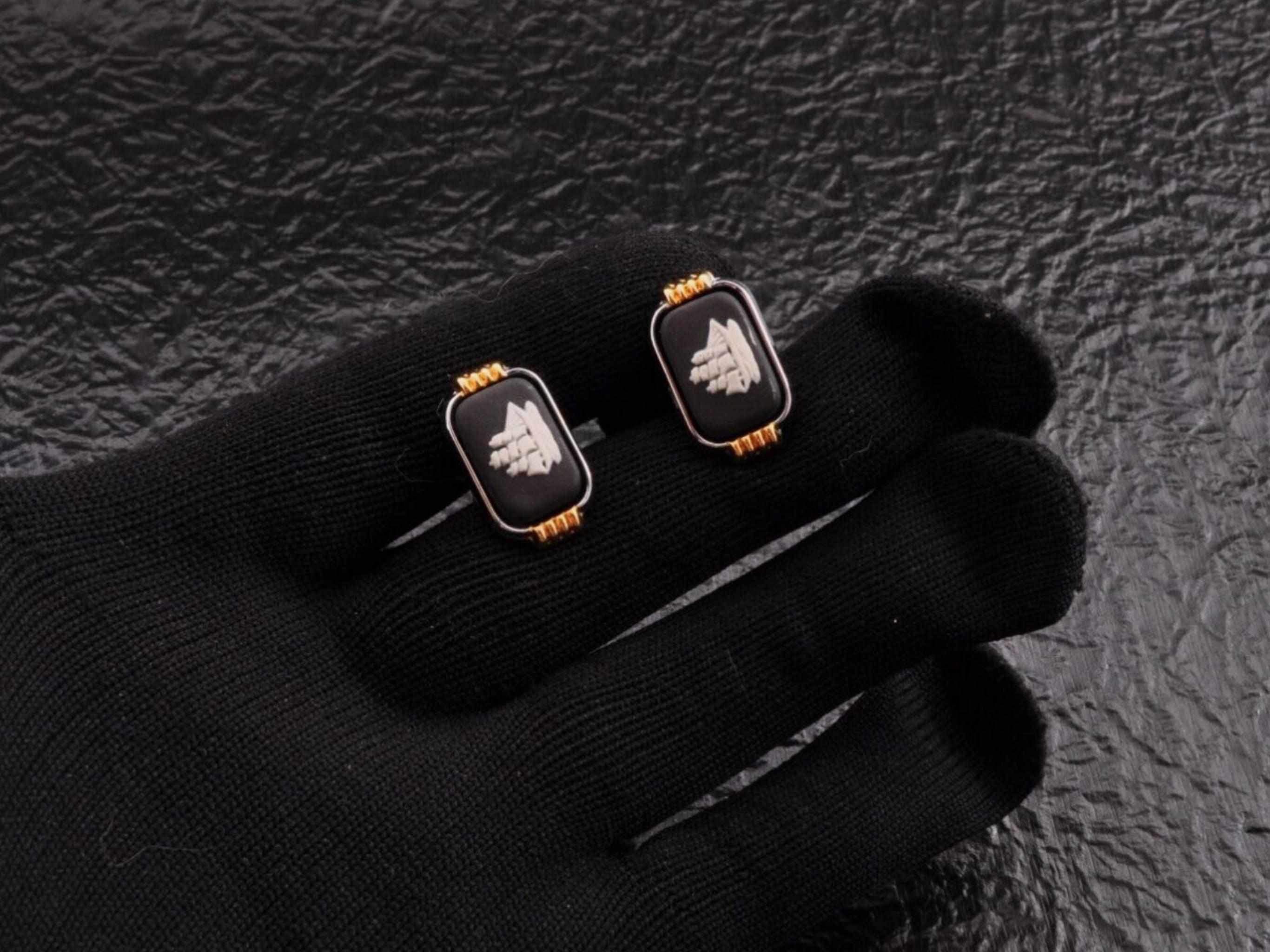 Vintage Royal British “Wedgwood” Jasper ware Gold Pate Cufflinks Circa 1980 

This vintage Wedgwood cufflink and tie clip set, crafted in England in the 1980s, showcases a timeless nautical theme. Each piece features a classic blue and white ship