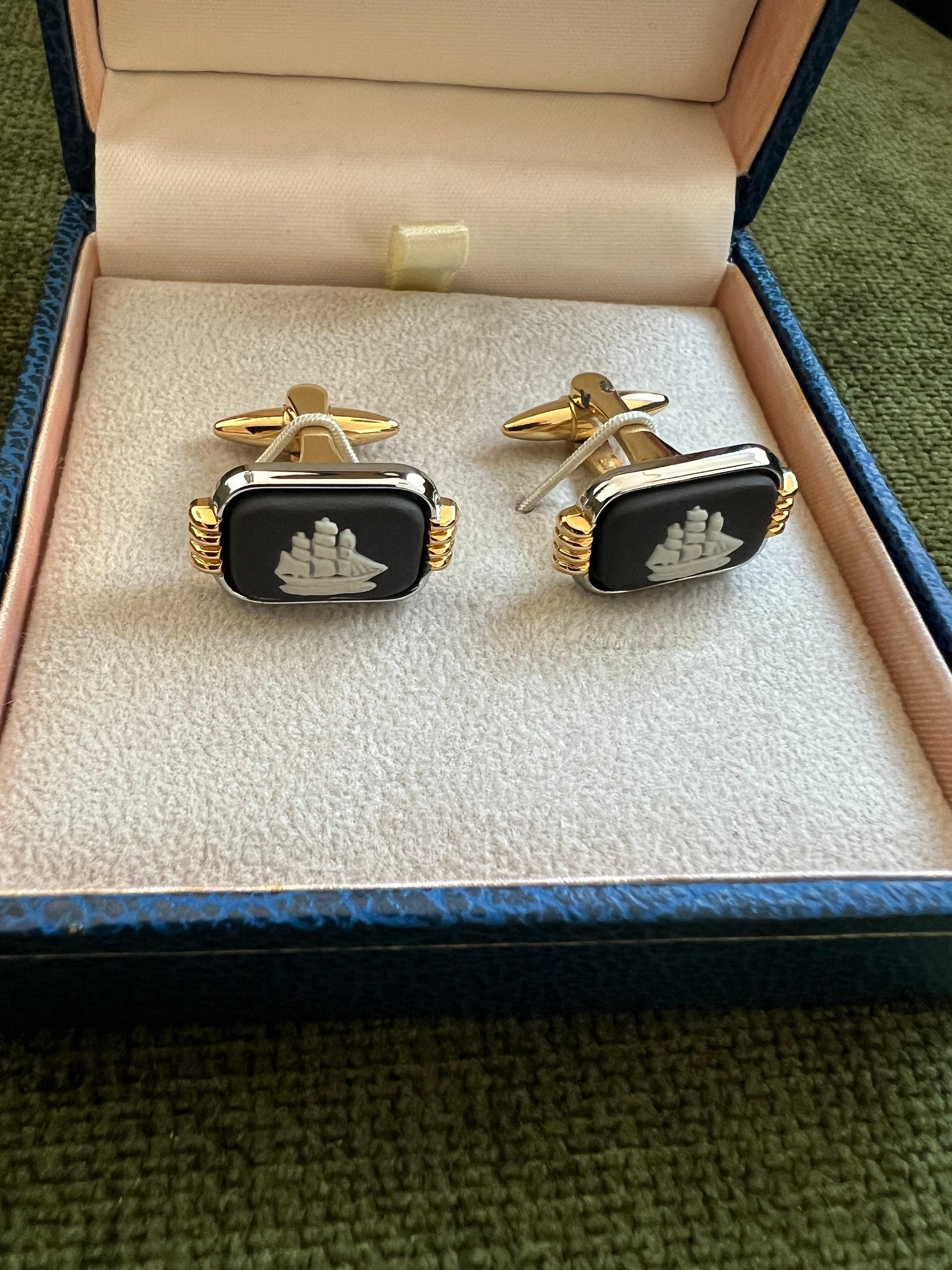 Vintage Royal British “Wedgwood” Jasper ware Gold Pate Cufflinks Circa 1980 For Sale 1