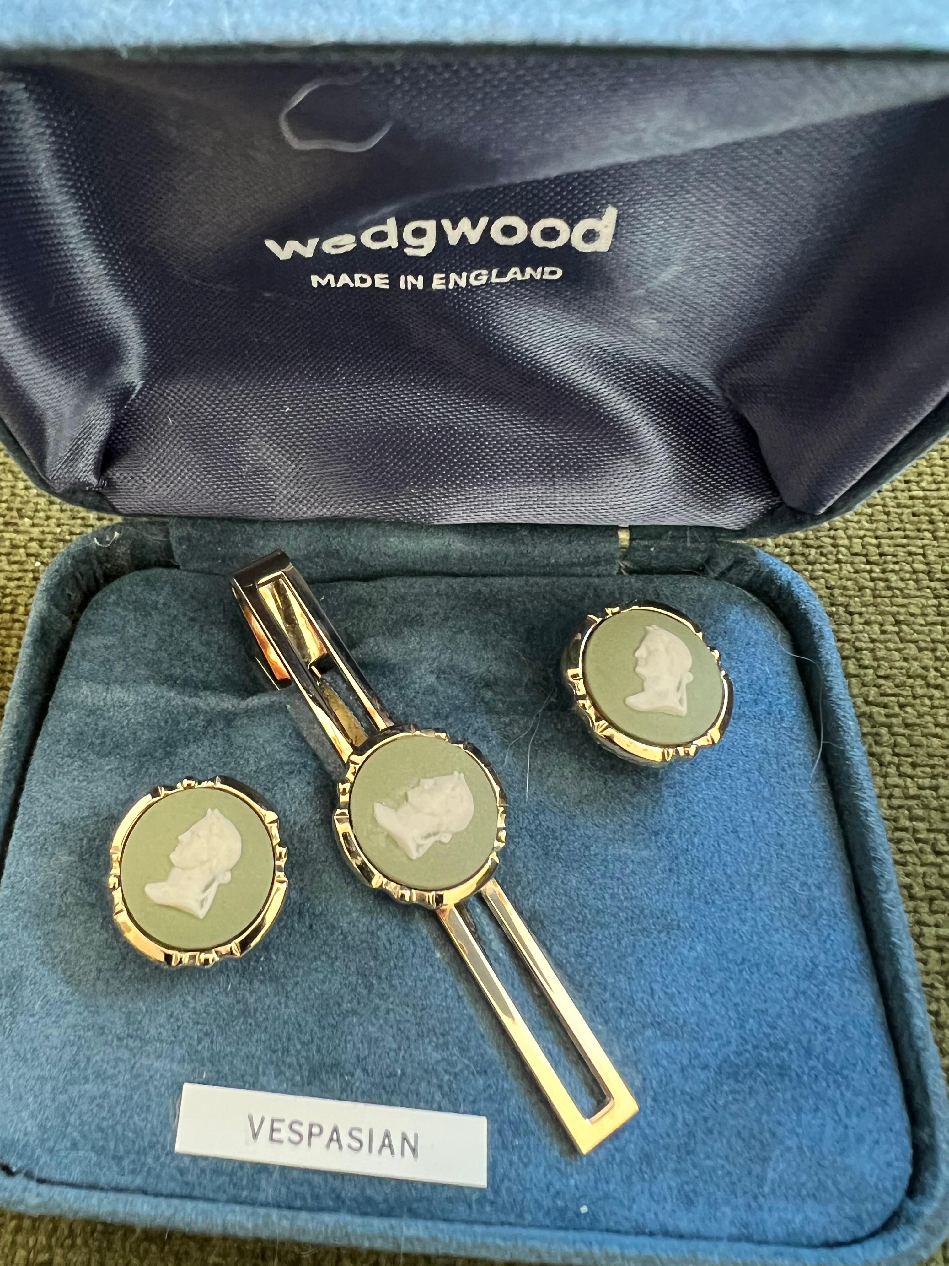Vintage Royal British Wedgwood Jaspis ware Gold Pate Manschettenknöpfe & Krawatte Clip Set (Art déco) im Angebot