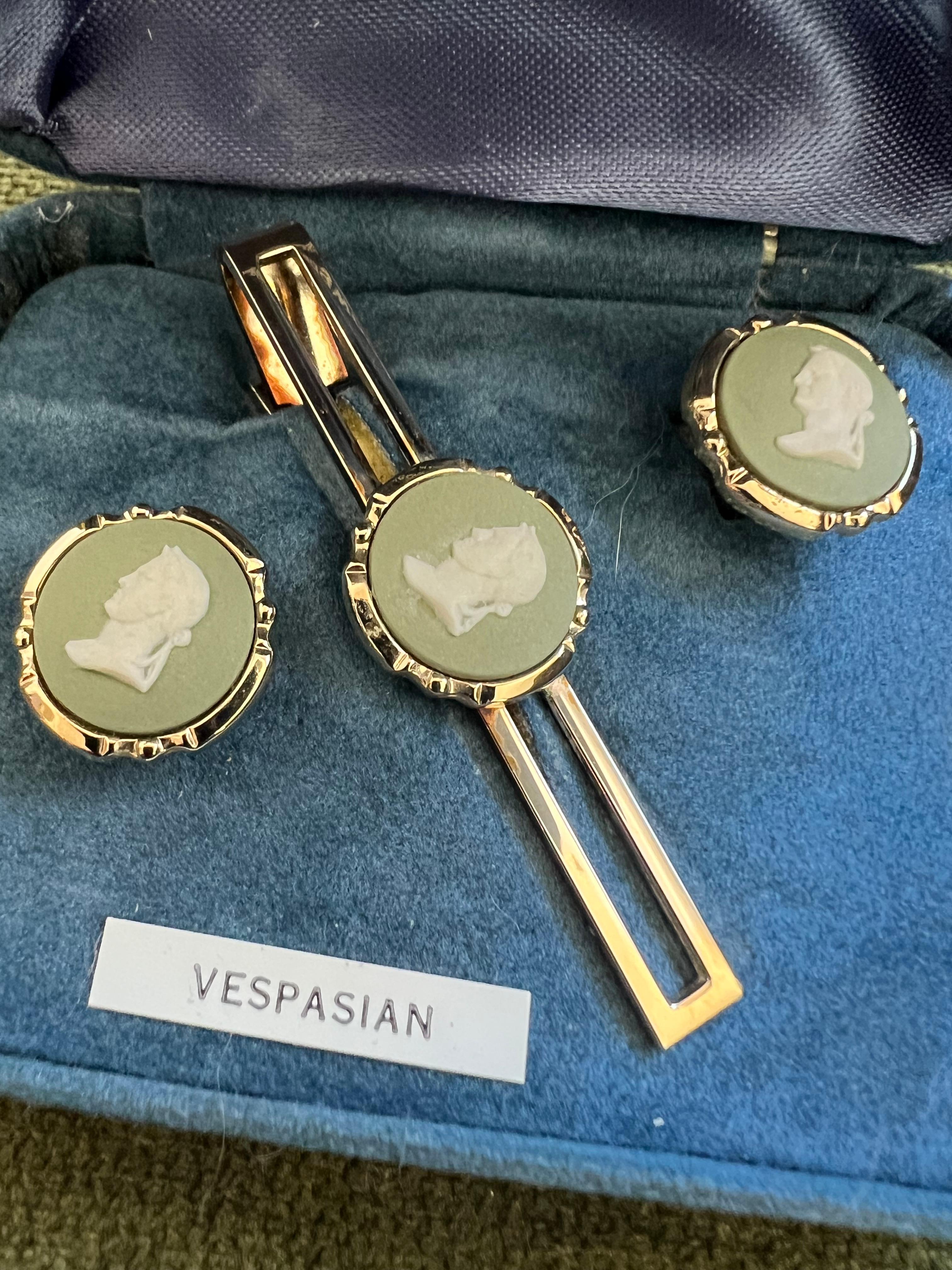 Vintage Royal British Wedgwood Jaspis ware Gold Pate Manschettenknöpfe & Krawatte Clip Set (Antiker Kissenschliff) im Angebot