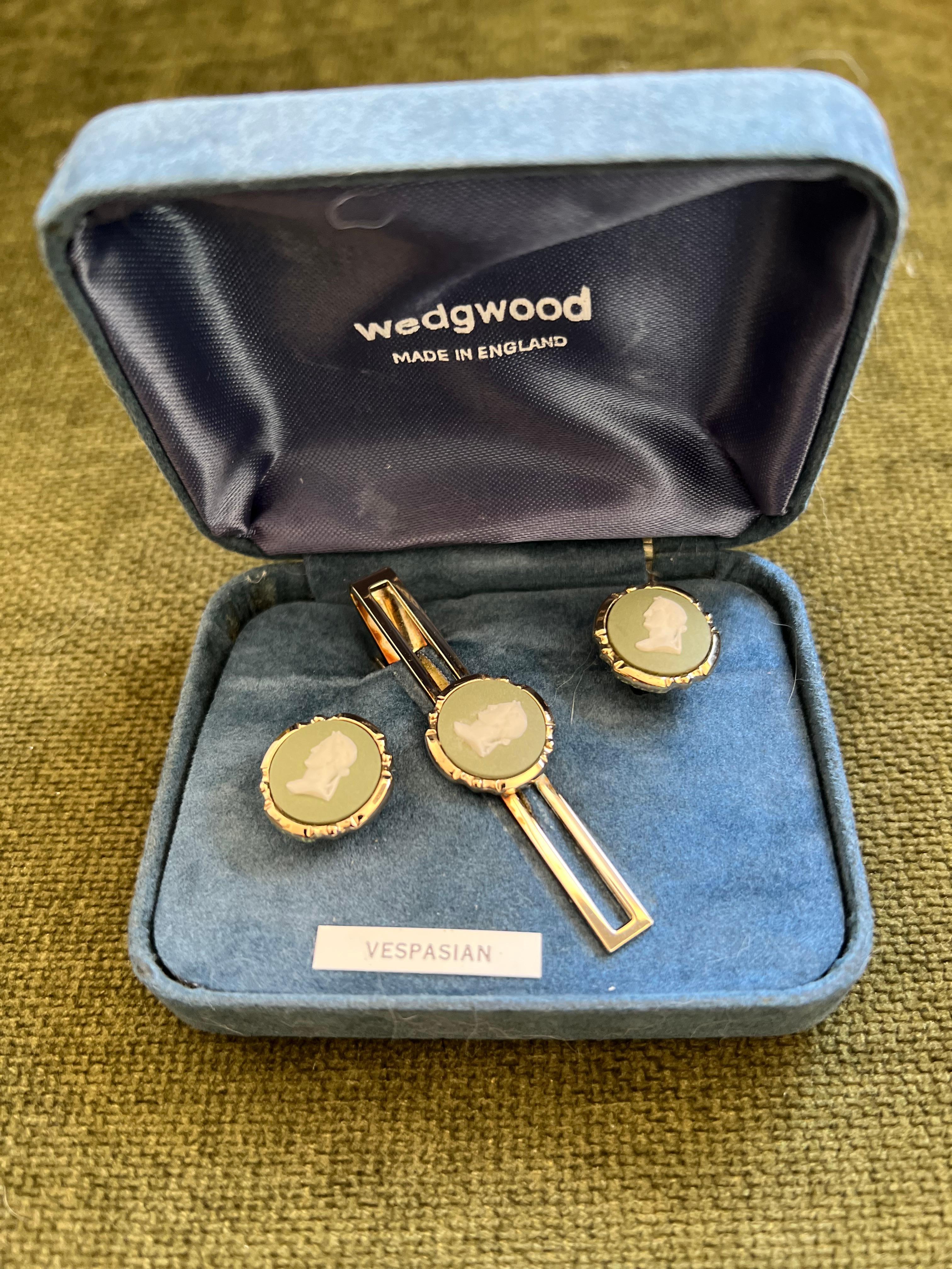 Vintage Royal British Wedgwood Jaspis ware Gold Pate Manschettenknöpfe & Krawatte Clip Set im Zustand „Hervorragend“ im Angebot in New York, NY