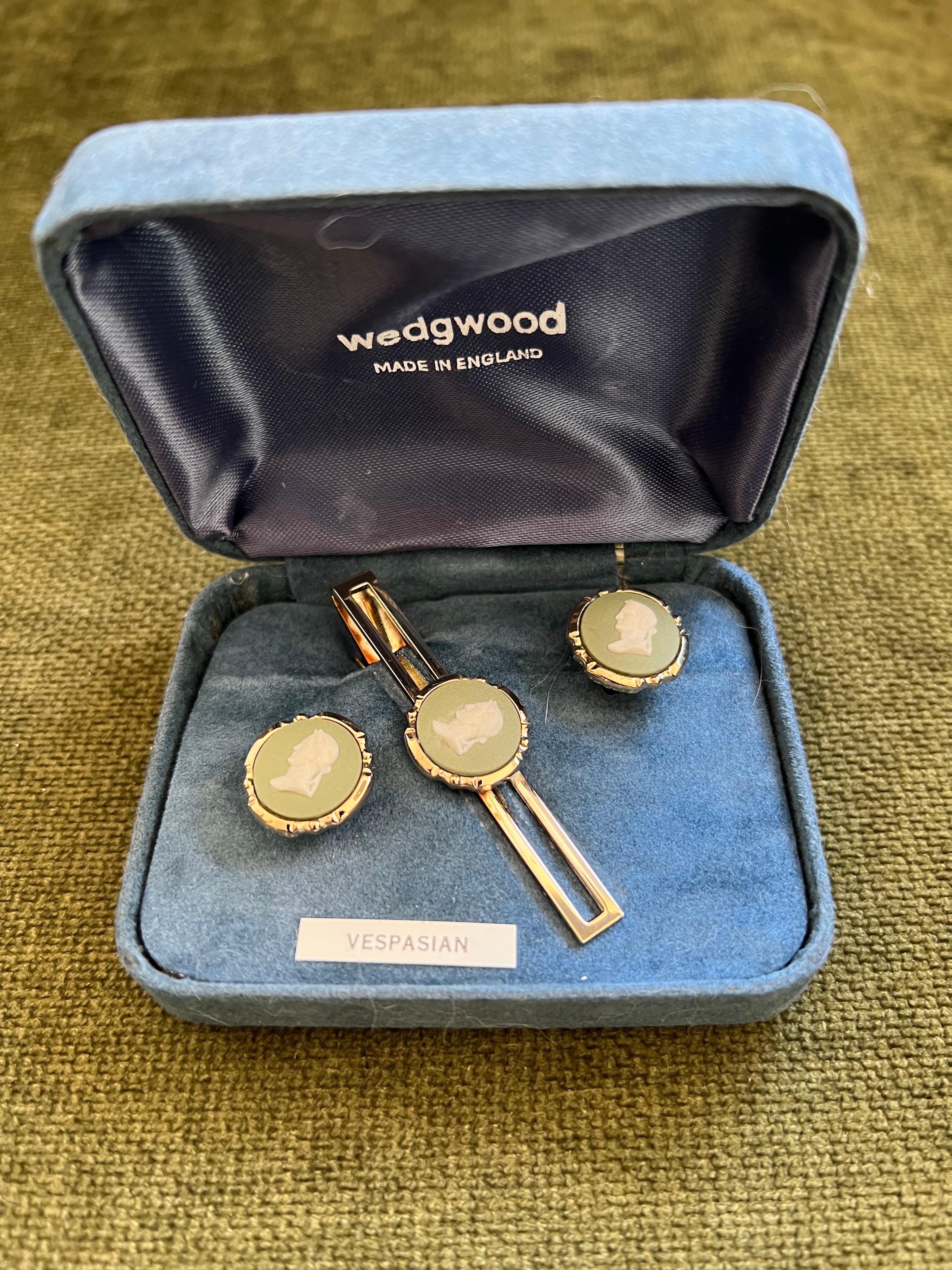 Vintage Royal British Wedgwood Jaspis ware Gold Pate Manschettenknöpfe & Krawatte Clip Set für Damen oder Herren im Angebot