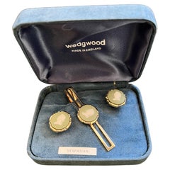 Vintage Royal British “Wedgwood” Jasper ware Gold Pate Cufflinks & Tie Clip Set