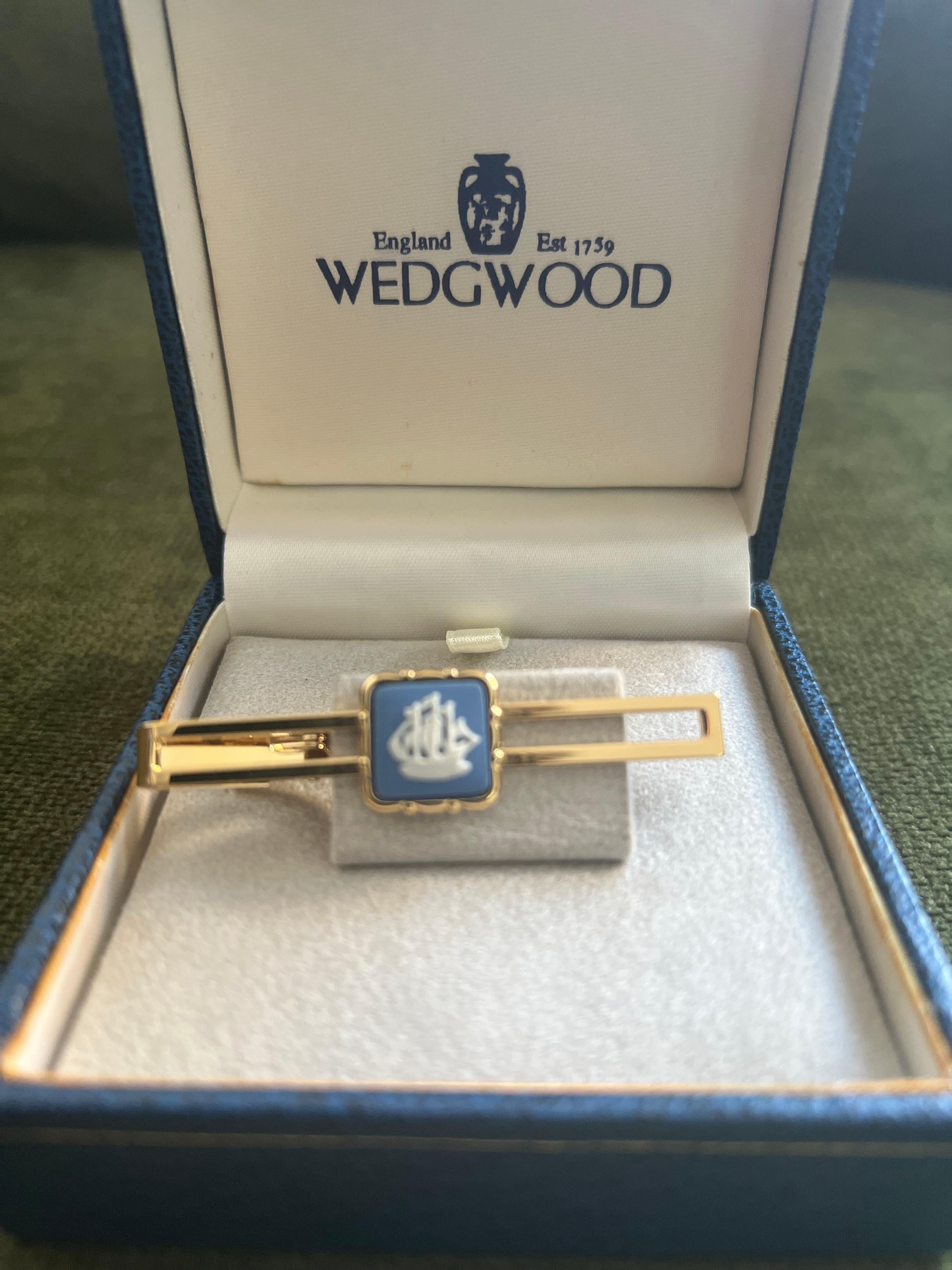 Vintage Royal British Wedgwood Jasper ware Gold Plate Tie Clip CIRCA 1980 

Diese Vintage Wedgwood Krawattenklammer wurde in den 1980er Jahren in England hergestellt und zeigt ein zeitloses nautisches Thema. Jedes Stück zeigt eine klassische