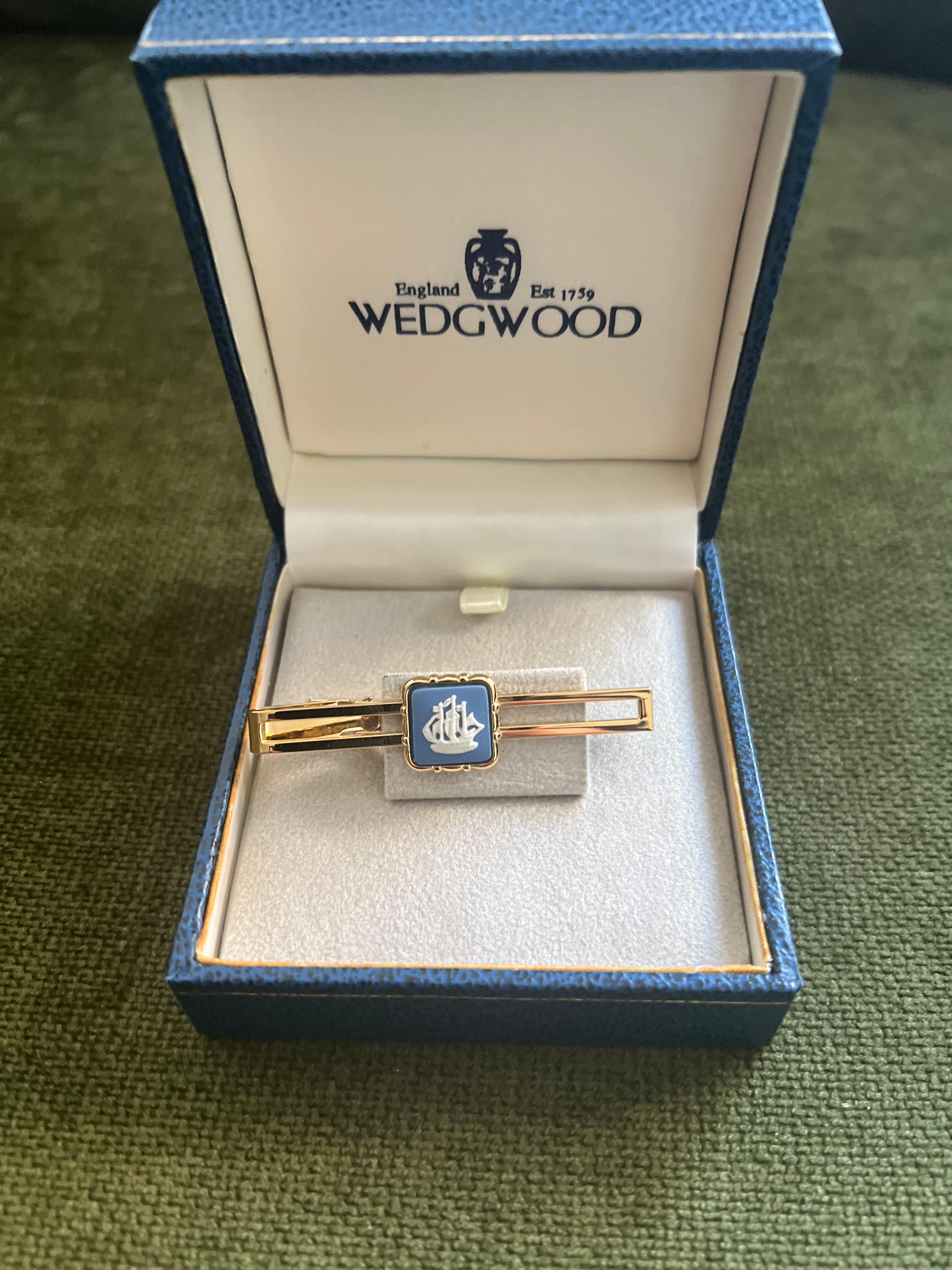 Vintage Royal British Wedgwood Jasper ware Gold Plate Tie Clip CIRCA 1980 (Antiker Kissenschliff) im Angebot