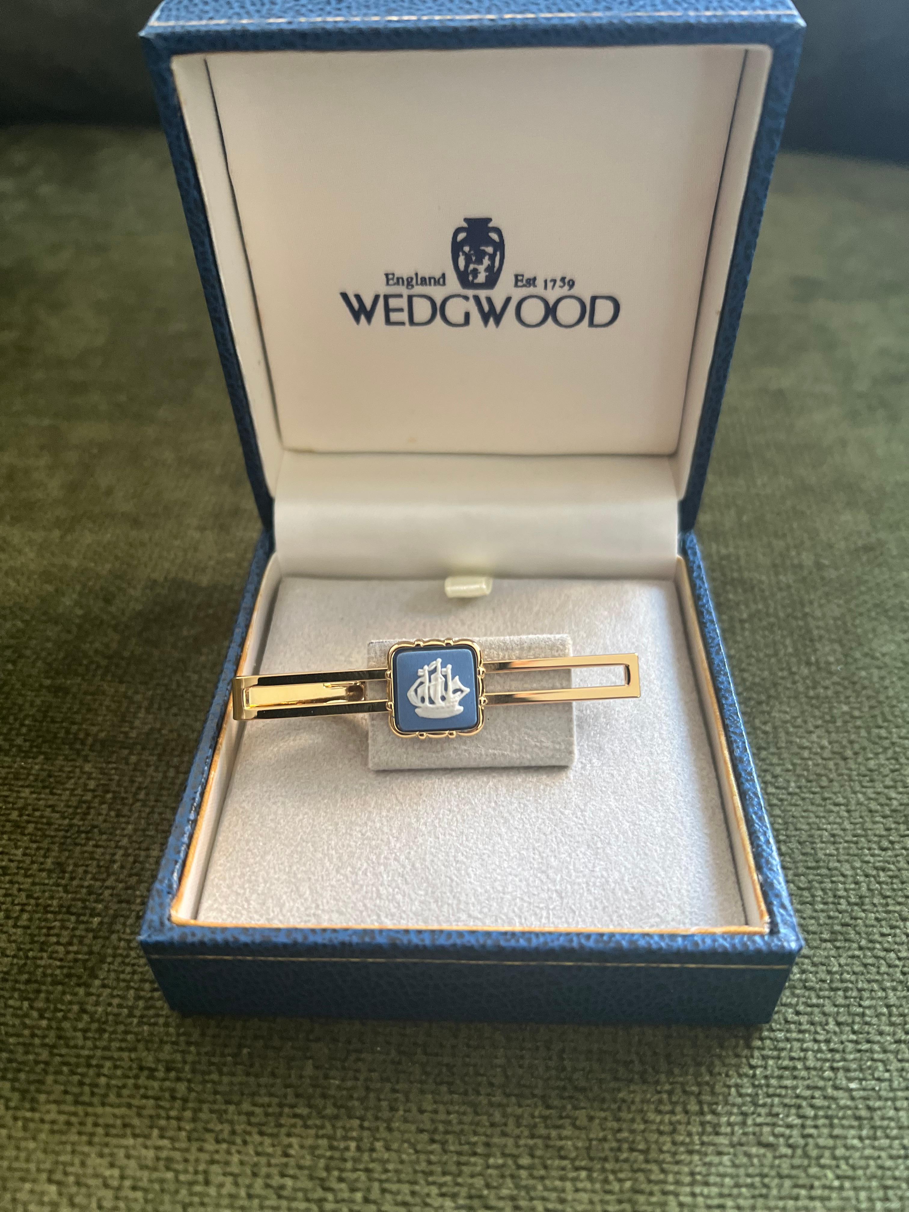 Vintage Royal British Wedgwood Jasper ware Gold Plate Tie Clip CIRCA 1980 im Zustand „Hervorragend“ im Angebot in New York, NY