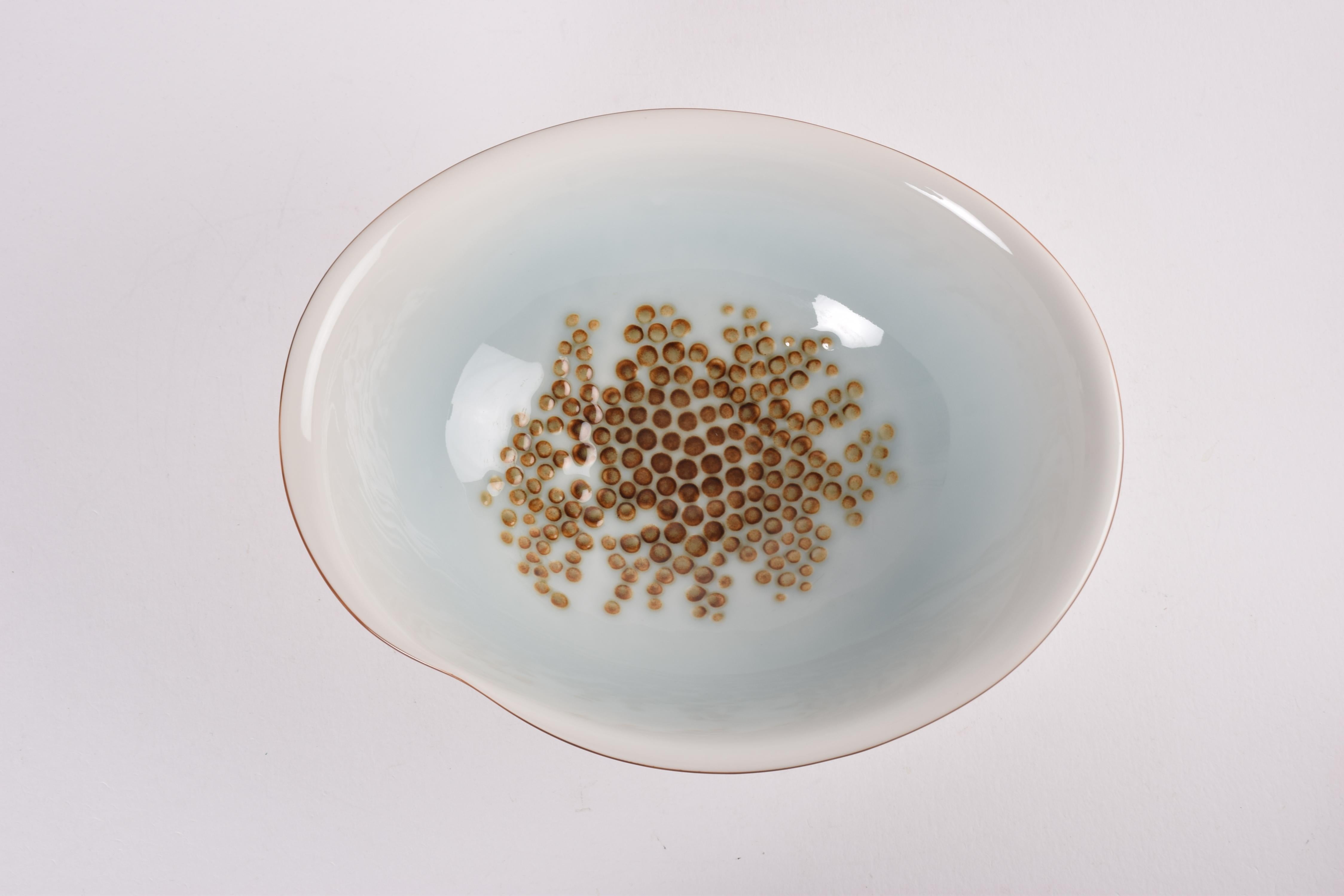 Vintage Royal Copenhagen Gallery limited edition bowl by Anne Marie Trolle, ca 1980s to 1990s.

Very large ceramic bowl with amorphous shape accentuated by a thin brown line around the rim. The bottom of the bowl has a raised decor of brown dots