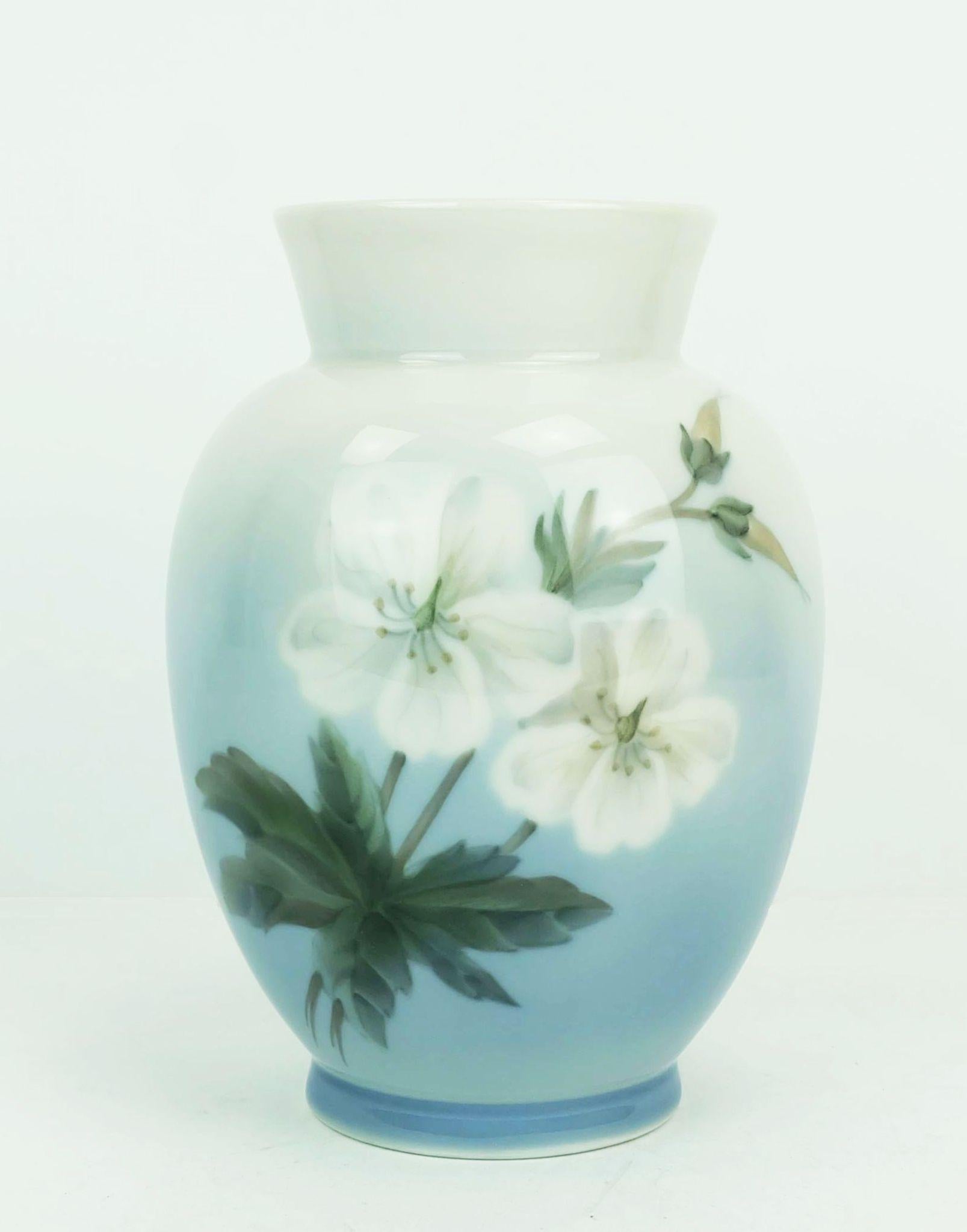 Bellissimo vaso di Royal Copenhagen, modello 2667 36. Decorazioni floreali su sfondo azzurro.

Dimensioni in cm:
Altezza 17,5 cm, larghezza 12 cm.

Dimensioni in pollici:
Altezza 6,88
